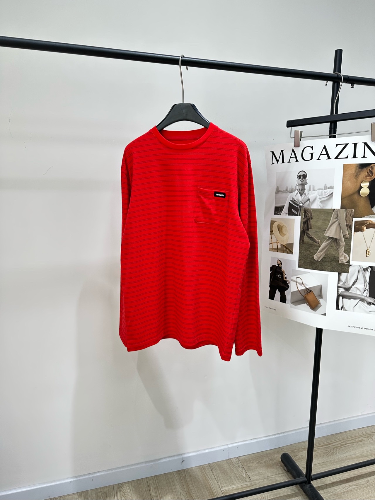 NO:738851,[M red and black pinstripe round neck pocket long-sleeved T-shirt], made of 100% cotton, color red and black pinstripes, Miu2026 early spring series red striped long-sleeved T-shirt, soft knitted fabric, comfortable and fashionable, true red with pinstripes, small chest pocket + brand logo, simple and exquisite, loose version, OK to wear alone or layered, full of festive atmosphere, super aura to wear in the new year!  It can be easily worn for daily leisure and holiday parties. It goes well with jeans or skirts. Flat size S Shoulder width 50, bust 110, dress length 70, sleeve length 62 M Shoulder width 51, chest 114, dress length 72, sleeve length 63 L Shoulder width 52, bust 118, dress length 74, sleeve length 64  There will be an error of 2 to 3cm due to manual measurement, which is within the normal range, miumiu, skirts, jeans, tees, t-shirts,19860909【M红黑细条纹圆领口袋长袖T】 ,面料全棉 颜色红黑细条纹 Miu2026早春系列红色条纹长袖T恤 柔软针织面料,舒适又时髦 正红色配细条纹 胸前小口袋+品牌标识,简约精致 宽松版型,单穿或叠穿都很OK 节日氛围感拉满,新年本命年穿超有气场！ 日常休闲、节日聚会都能轻松驾驭 搭配牛仔裤或半裙都很出彩 平铺尺码 S肩宽50,胸围110,衣长70,袖长62 M肩宽51,胸围114,衣长72,袖长63 L肩宽52,胸围118,衣长74,袖长64 手工测量会有2～3cm误差属于正常范围,,miumiu,skirts,jeans,tees，t-shirt,,Women's clothing