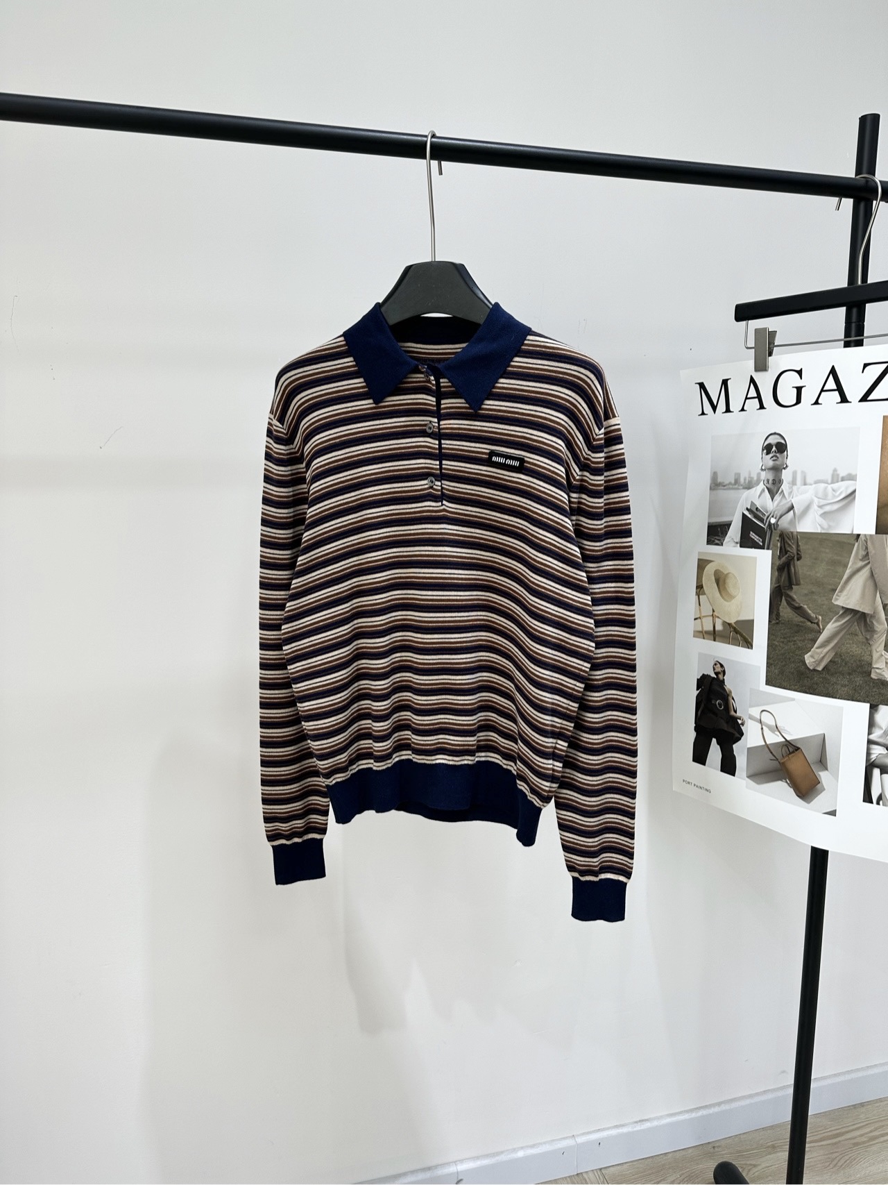 NO:738857,[M blue-brown striped logo polo long-sleeved sweater], fabric wool, color blue-brown stripes, Miu's striped wool polo shirt is made of soft, skin-friendly wool and is super comfortable to wear in autumn and winter!  Brown and blue contrasting stripes + navy lapels are full of retro college style. The loose fit is super friendly to the figure. The ribbed cuffs and hem are full of details. The knitted logo on the chest low-key highlights the brand texture. It is OK to wear alone or layered. You can easily get a sweet and cool style when paired with skirts and jeans. It is a must-have and versatile item for early spring!  Flat size S shoulder width 43, bust 98 elastic, length 59, sleeve length 62 M shoulder width 44, chest 102 stretch, length 60, sleeve length 63 L shoulder width 45, chest 106 stretch, length 61, sleeve length 64 Manual measurement will have an error of 2 to 3cm, which is within the normal range,,miumiu,skirts,jeans,19860909【M蓝棕条纹徽标polo长袖针织衫】 ,面料羊毛 颜色蓝棕条纹 Miu这款条纹羊毛Polo衫,采用柔软亲肤羊毛 秋冬穿超舒服！棕蓝撞色条纹+藏青翻领 复古学院风满满 宽松版型对身材超友好 罗纹袖口和底边细节感十足 胸前针织徽标低调彰显品牌质感 单穿或内搭都很OK 搭配半裙、牛仔裤都能轻松get甜酷风 是早春穿搭必备百搭单品！ 平铺尺码 S肩宽43,胸围98弹力,衣长59,袖长62 M肩宽44,胸围102弹力,衣长60,袖长63 L肩宽45,胸围106弹力,衣长61,袖长64 手工测量会有2～3cm误差属于正常范围,,miumiu,skirts,jeans,,Women's clothing