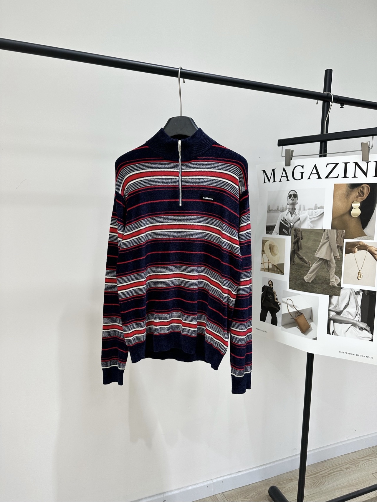 NO:739329,[M red and blue striped chenille half-zip sweater], fabric viscose fiber + nylon, color red and blue stripes, Miu 2026 spring and summer series striped stand-up collar sweater, navy bottom with red, gray and blue horizontal stripes, full of retro college style. Soft knitted fabric, half-zip stand-up collar design. Easy to put on and take off and fashionable. Loose fit, comfortable and slim. Easy to control for daily commuting or leisure. Pair with pleated skirt, jeans or sweatpants. Easily get sweet and cool college style or urban sports style.  It’s a must-have and versatile item for your early spring wardrobe!  Flat size S shoulder width 44, chest 102, length 65, sleeve length 62 M shoulder width 45, chest 106, length 66, sleeve length 63 L shoulder width 46, chest 110, length 67, sleeve length 64 Manual measurement will have an error of 2 to 3cm, which is within the normal range,,miumiu,skirts,jeans,sweaters,19860909【M红蓝条纹雪尼尔半拉链毛衣】 ,面料粘胶纤维+锦纶 颜色红蓝拼色条纹 Miu2026春夏系列条纹立领针织衫 藏青底配红灰蓝横条纹,复古学院风满满 柔软针织面料,半拉链立领设计 穿脱方便又时髦 宽松版型,舒适又显瘦 日常通勤或休闲都能轻松驾驭 搭配百褶裙、牛仔裤或运动裤 轻松get甜酷学院风or都市运动风 是早春衣橱必备百搭单品！ 平铺尺码 S肩宽44,胸围102,衣长65,袖长62 M肩宽45,胸围106,衣长66,袖长63 L肩宽46,胸围110,衣长67,袖长64 手工测量会有2～3cm误差属于正常范围,,miumiu,skirts,jeans,sweaters,,Women's clothing