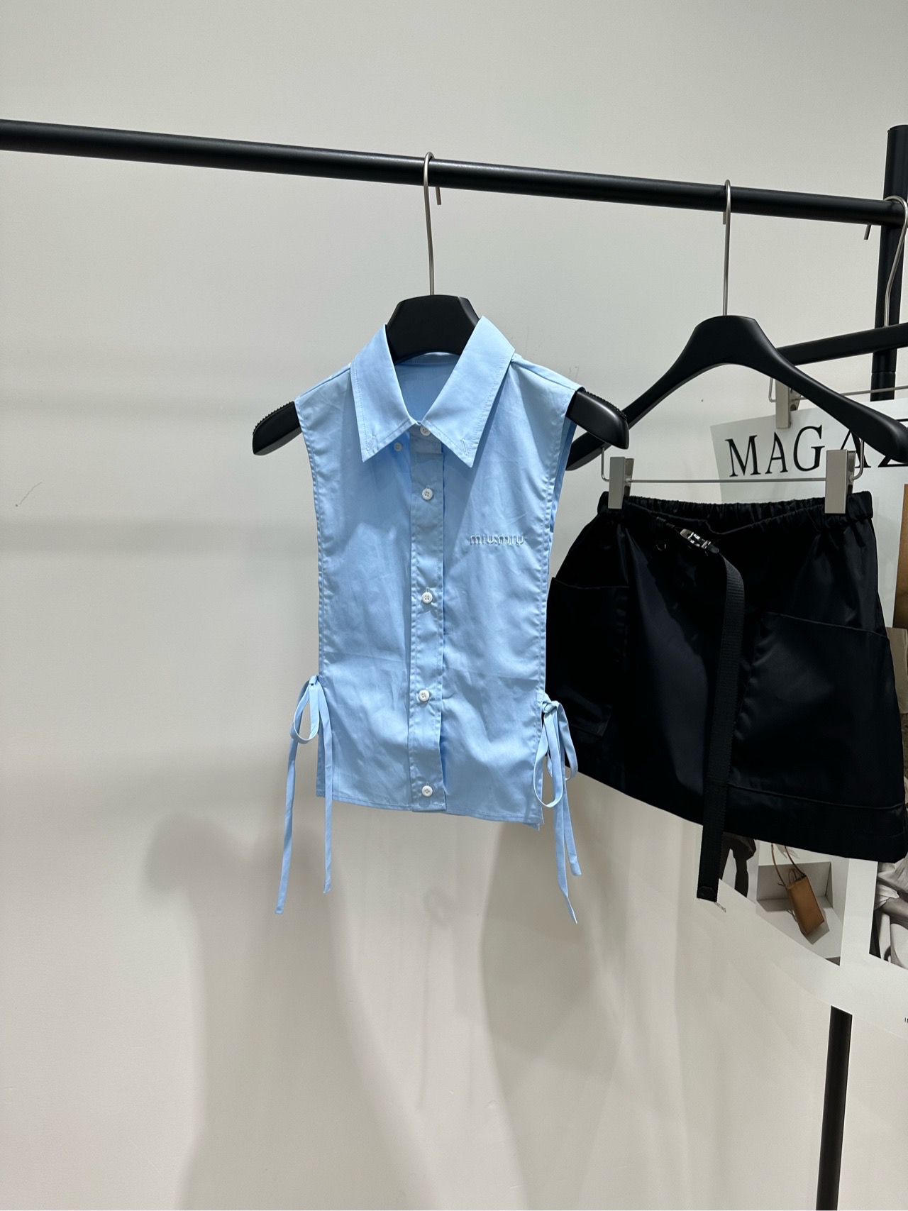 NO:739333,[M light blue lace-up sleeveless vest shirt], made of 100% cotton, color light blue *｜Poplin texture vest shirt 26SS new style in early spring!  Inspired by the modern gentleman's wardrobe. This poplin-textured shirt shows off its silhouette through side openings, adding unexpected modern feminine charm and expressing a casual attitude. Flat size S shoulder width 31, clothing length 47 M shoulder width 32, clothing length 48 L shoulder width 33, clothing length 49 There will be an error of 2 to 3cm due to manual measurement, which is normal, shirts,19860909【M浅蓝色系带无袖马甲衬衫】 ,面料全棉 颜色浅蓝 *｜府绸质感马甲衬衫 26SS早春新款上新！ 灵感源自现代绅士的衣橱 这款府绸质感衬衫通过侧开口展现廓形 增添意想不到的现代女性魅力 表达出一种随性态度 平铺尺码 S肩宽31,衣长47 M肩宽32,衣长48 L肩宽33,衣长49 手工测量会有2～3cm误差属于正常范围,,shirts,,Women's clothing