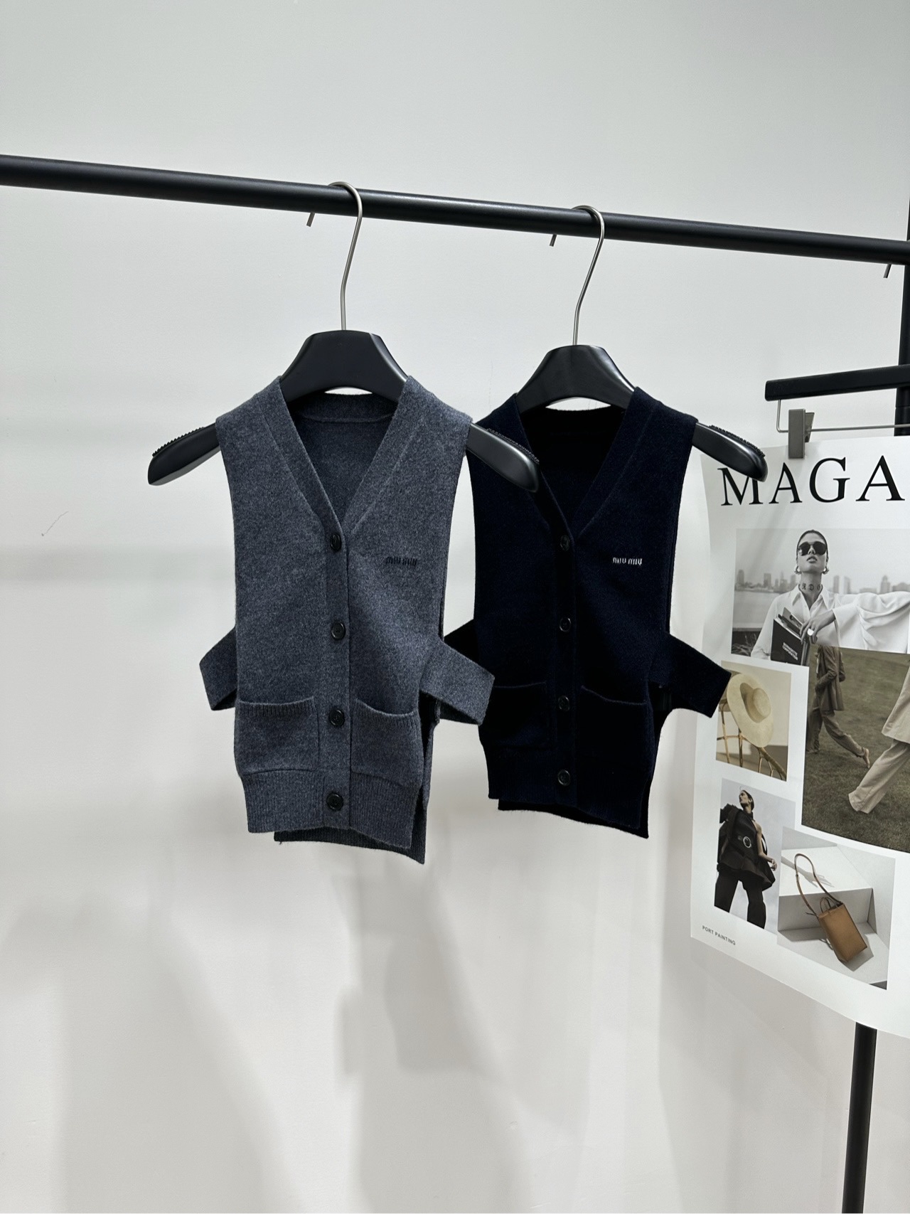 NO:739337,[M two-color button V-neck knitted vest], made of cashmere, color gray, navy blue. This gray wool knitted vest is made of cashmere, soft and warm, perfect for layering in autumn and winter!  V-neck + single-breasted design, loose and sleeveless, easy to put on and take off. Full of British style, with pockets on both sides, practical and good-looking. The gray color is low-key and versatile. It can be easily worn in commuting, casual, and artistic styles. Pair it with a shirt, suit or sweater. It has a full sense of layering. It is a must-have and practical item for the autumn and winter wardrobe!  Flat size S shoulder width 26, waist 76 elastic, length 46 M shoulder width 27, waist 80 elastic, length 47 L shoulder width 28, waist 84 elastic, length 48 Manual measurement will have an error of 2 to 3cm, which is within the normal range, shirts, business suit,19860909【M两色纽扣V领针织马甲】 ,面料羊绒 颜色灰色、藏蓝 这款灰色羊毛针织马甲采用羊绒材质 柔软又保暖,秋冬叠穿超合适！ V领+单排扣设计,宽松无袖,穿脱方便 英伦风满满,两侧有口袋,实用又好看 灰色低调百搭 通勤、休闲、文艺风都能轻松驾驭 搭配衬衫、西装或针织衫 层次感直接拉满,是秋冬衣橱必备实用单品！ 平铺尺码 S肩宽26,腰围76弹力,衣长46 M肩宽27,腰围80弹力,衣长47 L肩宽28,腰围84弹力,衣长48 手工测量会有2～3cm误差属于正常范围,,shirts,business suit,,Women's clothing