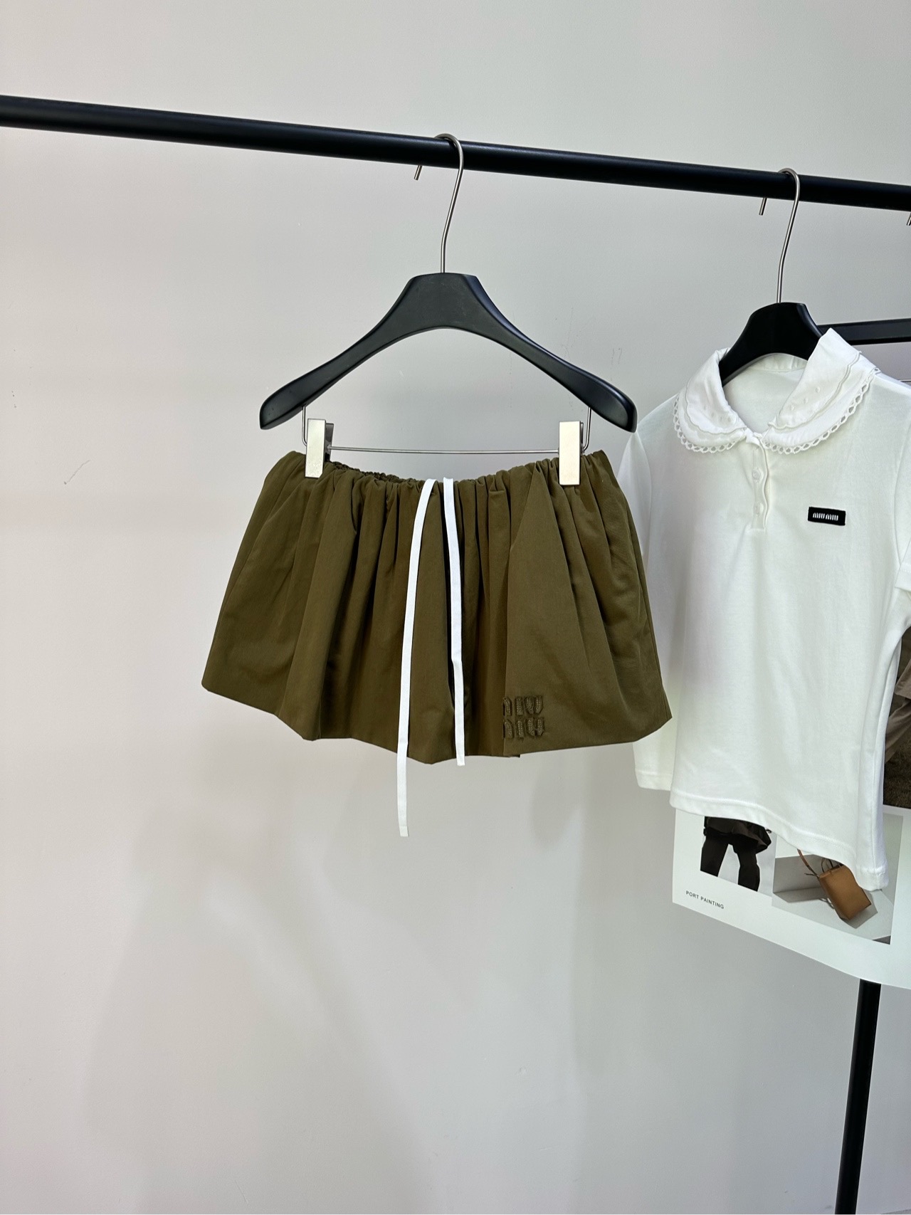 NO:739340,[M olive green drawstring puffy skirt], fabric cotton, color olive green Miu's olive green drawstring skirt, light and thin fabric is perfect for spring and summer!  High waist + white drawstring, playful and practical. The skirt is fluffy, full of college style, and girlish. The olive green is white, and it looks great when paired with tops of the same color or light colors. It can be easily used for daily outings and vacations, comfortable and fashionable. Flat size (with anti-exposure lining shorts) S waist 68 elastic, hip 110, skirt length 28 M waist 72 elastic, hip 114, skirt length 29  L waist circumference 76 elastic, hip circumference 118, skirt length 30. Manual measurement will have an error of 2 to 3cm, which is within the normal range. Miumiu, skirts, shorts,19860909【M橄榄绿抽绳蓬蓬短裙】 ,面料棉 颜色橄榄绿 Miu这款橄榄绿抽绳短裙 轻薄面料超适合春夏！ 高腰+白色抽绳,俏皮又实用 裙摆蓬蓬的,学院风满满,少女感直接拉满 橄榄绿显白,搭配同色系或浅色上衣都很出彩 日常出街、度假都能轻松驾驭,舒适又时髦 平铺尺码（有防走光内衬短裤） S腰围68弹力,臀围110,裙长28 M腰围72弹力,臀围114,裙长29 L腰围76弹力,臀围118,裙长30 手工测量会有2～3cm误差属于正常范围,,miumiu,skirts,shorts,,Women's clothing