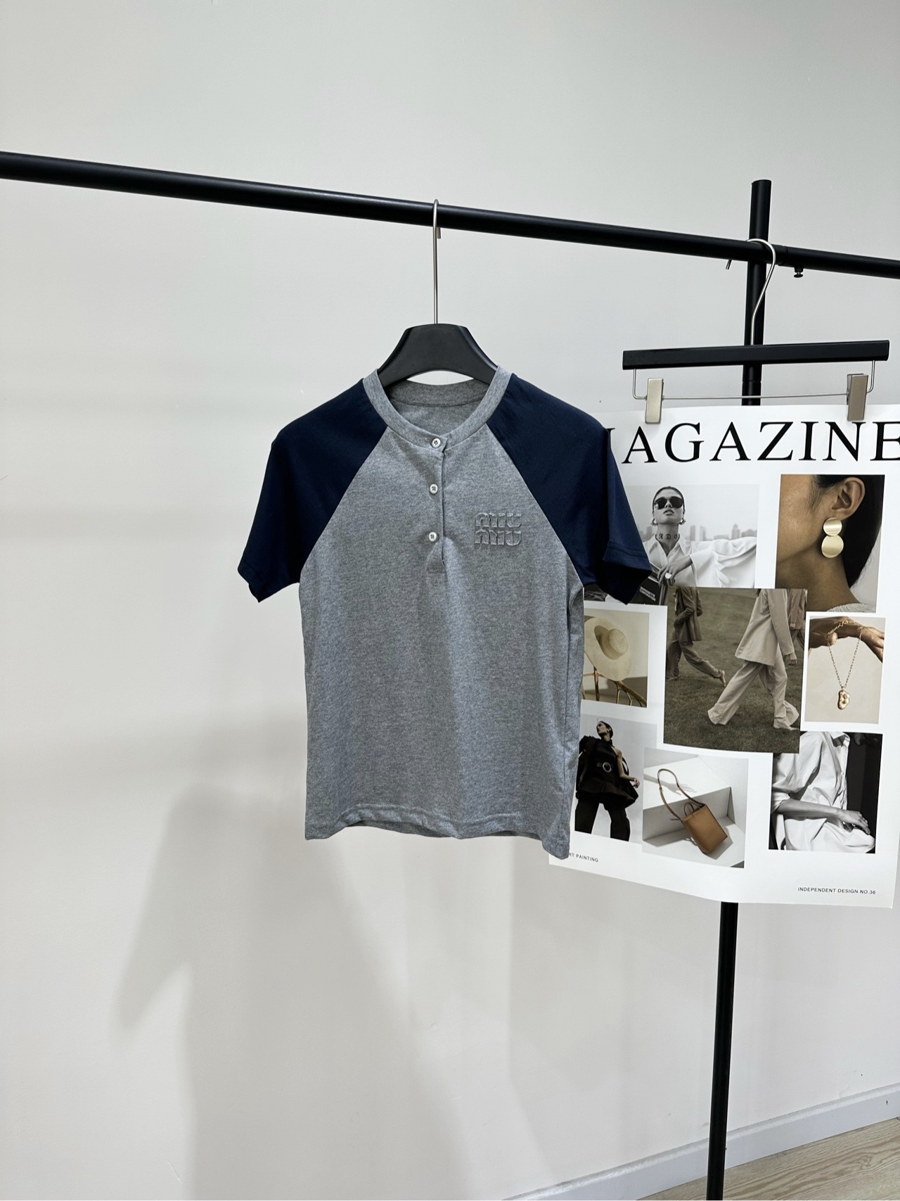 NO:739346,[M gray and blue color matching three-button raglan short-sleeved T-shirt], made of 100% cotton, gray and blue color matching, Miu2026 spring and summer series contrasting color stitching POLO collar short-sleeved T-shirt, gray and blue color + raglan sleeves, full of retro college style!  The cotton blend fabric is soft and breathable, and is super comfortable to wear against the body. The three-dimensional patch embroidered logo on the chest has exquisite details and high brand recognition. The POLO collar design adds a formal feel. It can be easily used for daily commuting or leisure. It goes well with jeans and shorts. It has both youthful vitality and a sense of relaxation!  Flat size S raglan sleeve, bust 82, length 55, shoulder sleeve length 29 M Raglan sleeve, chest 86, length 56, shoulder sleeve length 30 L Raglan sleeve, chest 90, length 57, shoulder sleeve length 31 Manual measurement will have an error of 2 to 3cm, which is within the normal range,,miumiu,shorts,jeans,T-shirt,tees,t-shirt,19860909【M灰蓝拼色三扣插肩短袖T】 ,面料全棉 颜色灰蓝拼色 Miu2026春夏系列撞色拼接POLO领短袖T恤 灰蓝配色+插肩袖,复古学院风满满！ 棉混纺面料柔软透气,贴身穿着超舒适 胸前立体贴布绣Logo 细节精致,品牌辨识度高 POLO领设计增添正式感 日常通勤或休闲都能轻松驾驭 搭配牛仔裤、短裤都很出彩 青春活力与松弛感兼具！ 平铺尺码 S插肩袖,胸围82,衣长55,肩袖长29 M插肩袖,胸围86,衣长56,肩袖长30 L插肩袖,胸围90,衣长57,肩袖长31 手工测量会有2～3cm误差属于正常范围,,miumiu,shorts,jeans,T-shirt,tees，t-shirt,,Women's clothing