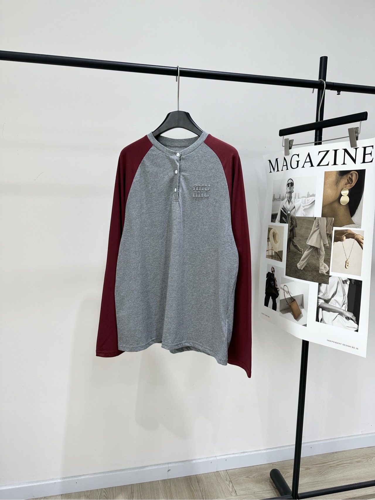 NO:739352,[M burgundy and gray three-button raglan long-sleeved T-shirt], the fabric is 100% cotton and the color is burgundy and gray. Miu26SS early spring series gray-red and gray three-button raglan long-sleeved T-shirt. The cotton fabric is soft and comfortable. The raglan sleeve design + gray and red contrasting colors give a super layered look!  There are three buttons on the neckline, you can switch between V-neck or regular collar at will. The three-dimensional logo on the chest is low-key and recognizable. Fitted tailoring, easy to control for daily commuting and leisure. Pair it with a work skirt or jeans for a sweet and cool college style!  Fashionable and practical, don’t miss it if you like sisters~ Flat size S Raglan sleeves, bust 112, length 69, shoulder sleeve length 81 M Raglan sleeves, bust 116, length 71, shoulder sleeve length 82 L Raglan sleeves, bust 120, length 73, shoulder length 83 There will be an error of 2 to 3cm in manual measurement, which is within the normal range,,miumiu,skirts,jeans,tees,t-shirt,19860909【M酒红拼灰三扣插肩长袖T】 ,面料全棉 颜色酒红拼灰 Miu26SS早春系列灰红拼袖长袖T恤 棉质面料柔软舒适 插肩袖设计+灰红撞色,视觉超有层次感！ 领口三颗纽扣,V领or常规领随心切换 胸前立体Logo低调又有辨识度 合身剪裁,日常通勤、休闲都能轻松驾驭 搭配工装裙或牛仔裤,甜酷学院风get！ 时尚实用兼备 喜欢姐妹的别错过啦～ 平铺尺码 S插肩袖,胸围112,衣长69,肩袖长81 M插肩袖,胸围116,衣长71,肩袖长82 L插肩袖,胸围120,衣长73,肩袖长83 手工测量会有2～3cm误差属于正常范围,,miumiu,skirts,jeans,tees，t-shirt,,Women's clothing