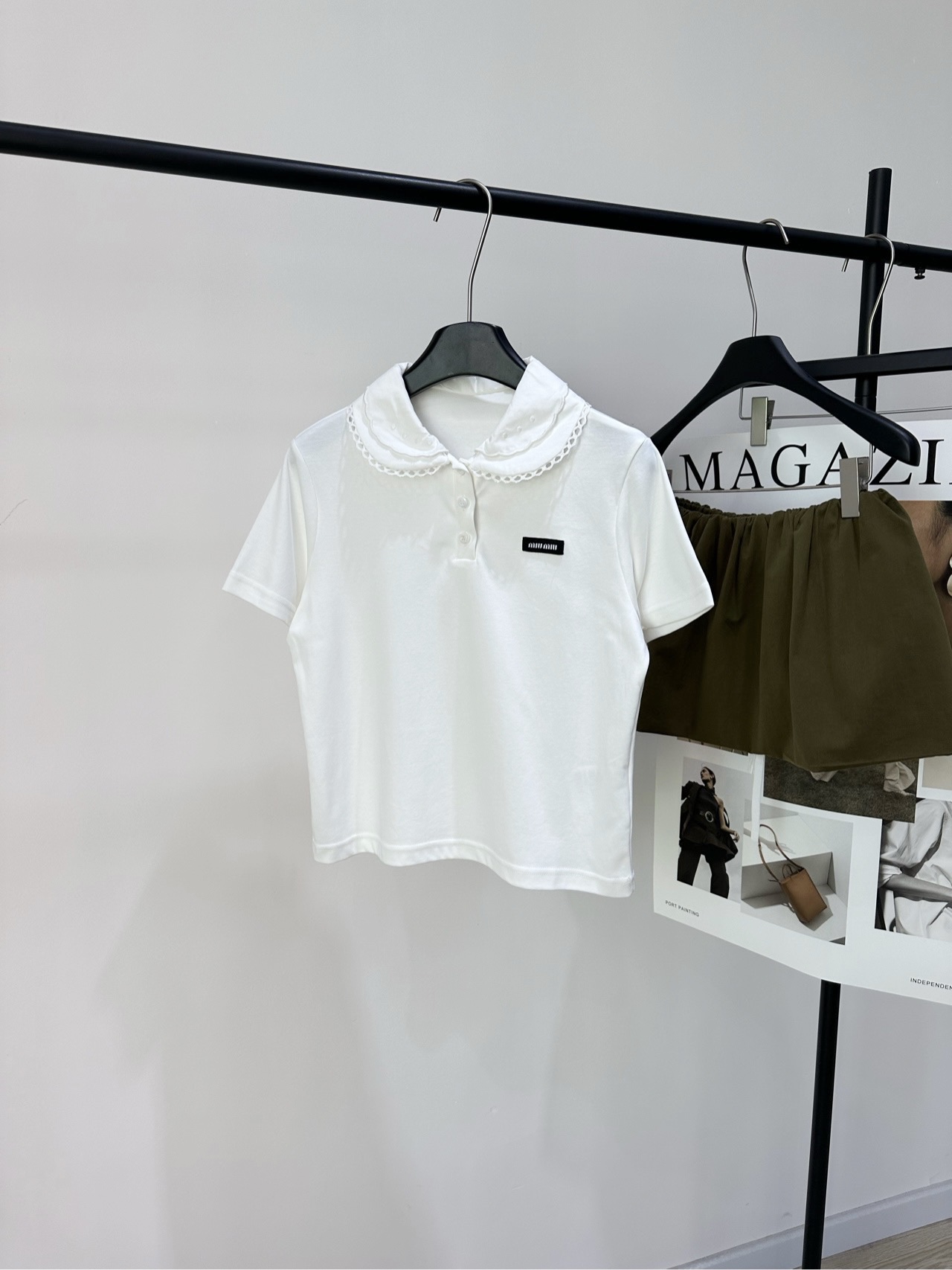 NO:739358,[M white double-layer lace doll collar short-sleeved T], made of 100% cotton and color white. This Miu series double-layer doll collar short-sleeved T is made of white cotton, light and breathable, super comfortable to wear in spring and summer!  Double-layer doll collar + lace trim, full score for sweet college style. The small black label on the chest is simple and detailed. The short-sleeved design is suitable for daily commuting and campus wear. Pair it with a skirt or casual pants to easily get an age-reducing girlish look ~ It is recommended to iron it before wearing to maintain a smooth texture!  Flat size S shoulder width 38, chest circumference 90, length 51, sleeve length 18 M shoulder width 39, chest circumference 94, length 52, sleeve length 19 L shoulder width 40, bust 98, length 53, sleeve length 20 Manual measurement will have an error of 2 to 3cm, which is within the normal range,,miumiu,skirts,T-shirt,19860909【M白色双层花边娃娃领短袖T】 ,面料全棉 颜色白色 这款Miu系双层娃娃领短袖T 白色全棉材质,轻盈透气,春夏穿超舒服！ 双层娃娃领+蕾丝花边,甜美学院风满分 胸前黑色小标牌,简约又有细节感 短袖设计日常通勤、校园穿搭都很OK 搭配半裙或休闲裤,轻松get减龄少女感～ 建议穿前熨烫,保持平整质感哦！ 平铺尺码 S肩宽38,胸围90,衣长51,袖长18 M肩宽39,胸围94,衣长52,袖长19 L肩宽40,胸围98,衣长53,袖长20 手工测量会有2～3cm误差属于正常范围,,miumiu,skirts,T-shirt,,Women's clothing