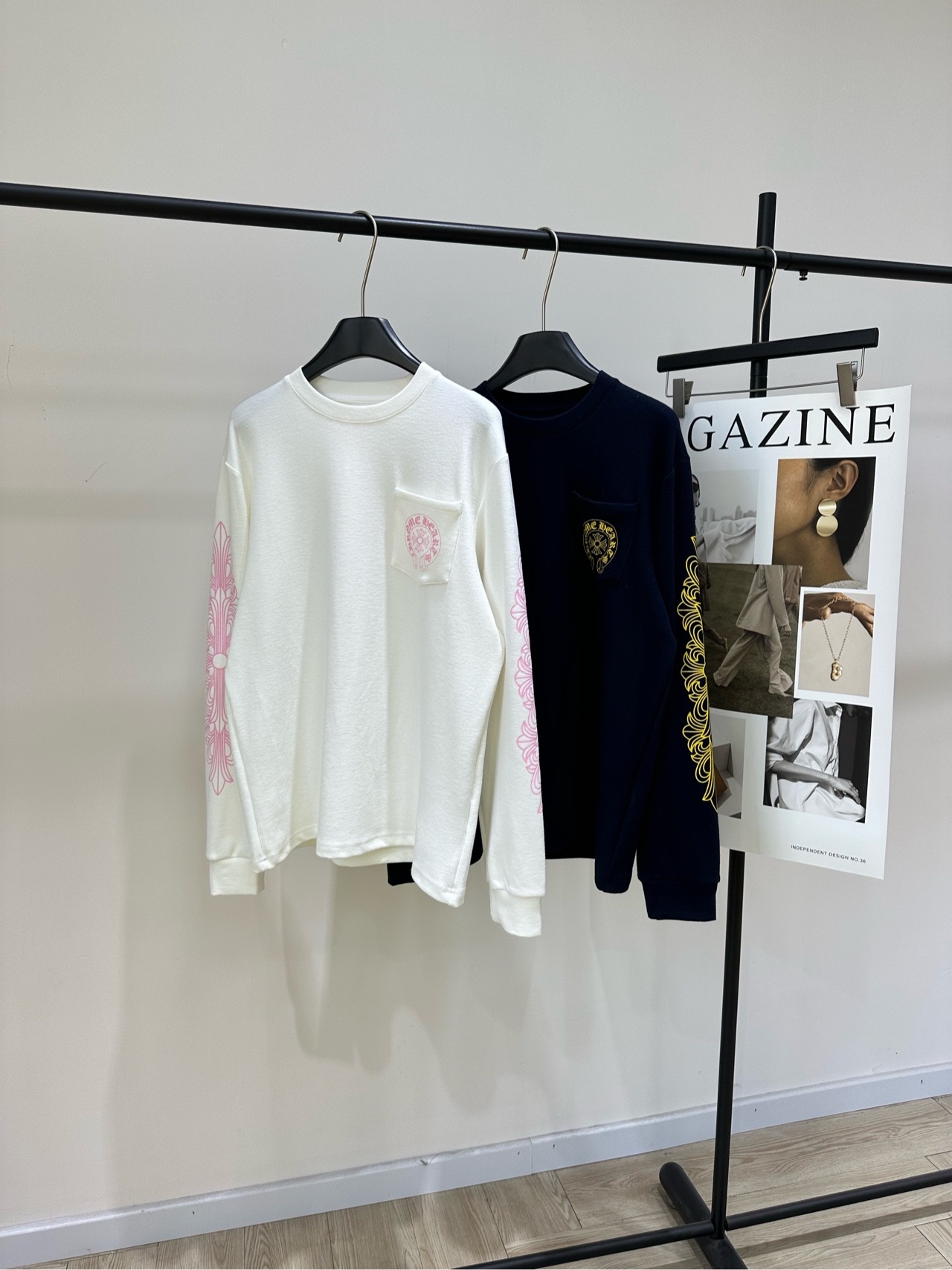 NO:739364,[Chrome Hearts Horseshoe Printed Single Pocket Long Sleeve T], Fabric Cotton + Spandex Color White, Navy Blue Chrome Hearts Vine Horseshoe Long Sleeve Made of 230g Kaidi pure cotton, soft and breathable, super comfortable to wear!  White main color + pink vine embroidery. Small pockets on the chest, full of details. Loose fit, suitable for daily wear or as a base layer in winter. High-end printing paste, does not fade or crack after long washing. Excellent craftsmanship, both fashionable and quality. Must buy in autumn and winter. Flat size S shoulder width 46, chest 108, length 66, sleeve length 63 M shoulder width 47, chest 112, length 68, sleeve length 64  L shoulder width 48, chest 116, length 70, sleeve length 65. There will be an error of 2 to 3cm due to manual measurement, which is within the normal range. chrome hearts, chrome hearts,19860909【克罗心马蹄印花单口袋长袖T】 ,面料棉+氨纶 颜色白色、藏蓝 Chrome Hearts藤蔓马蹄长袖 采用230克凯迪纯棉,柔软透气,穿着超舒适！ 白色主色+粉色藤蔓刺绣 胸前小口袋点缀,细节满分 宽松版型,日常外穿或冬季打底都很OK 高端印花浆料,久洗不褪色不开裂 工艺超赞,潮流与品质兼具,秋冬必入 平铺尺码 S肩宽46,胸围108,衣长66,袖长63 M肩宽47,胸围112,衣长68,袖长64 L肩宽48,胸围116,衣长70,袖长65 手工测量会有2～3cm误差属于正常范围,,chrome hearts,chrome hearts,,Women's clothing