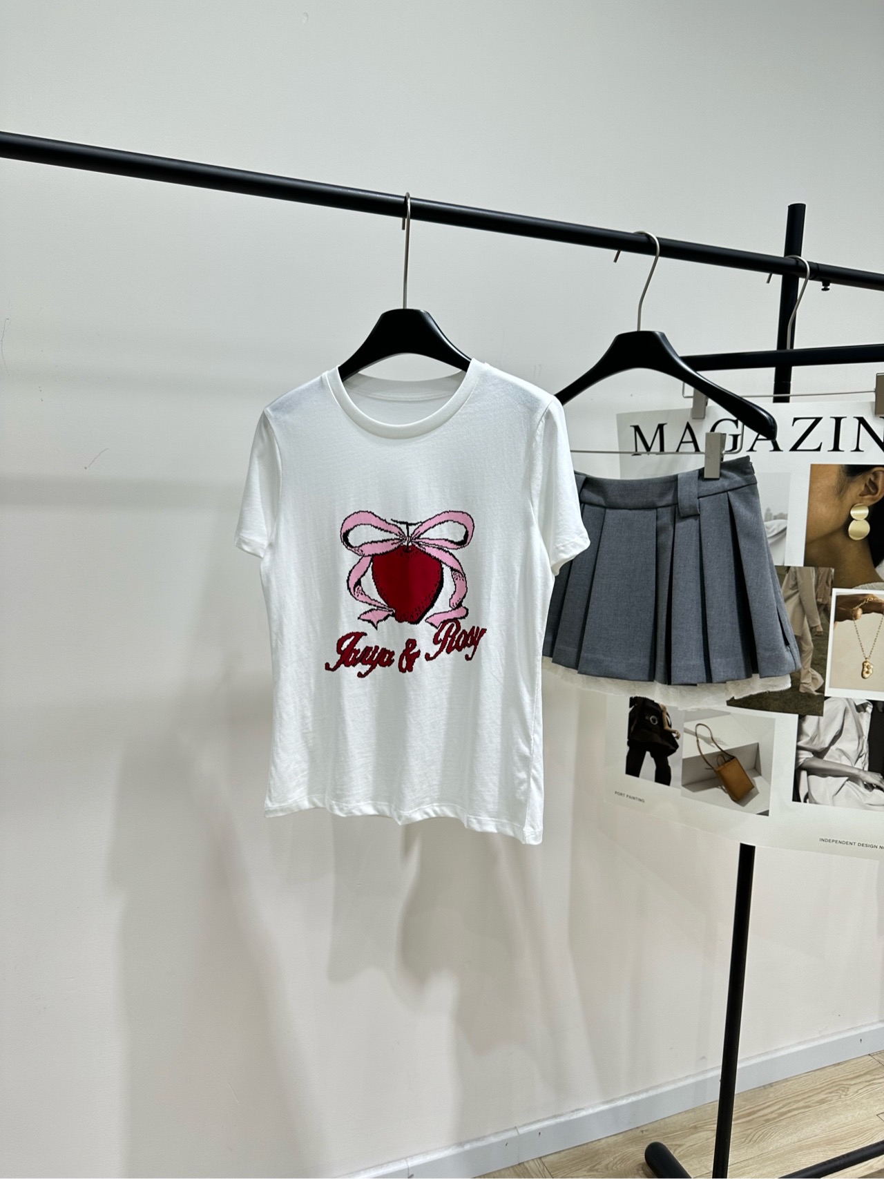 NO:739353,[JR pink bow apple print short-sleeved T-shirt], made of 100% cotton, color white, this white short-sleeved T-shirt from Joye & Roye has a red love heart + pink bow on the front, paired with brand letters, sweet and playful!  The cotton fabric is soft and breathable, super comfortable for daily wear. The loose fit is very tolerant. It can be worn with jeans or short skirts easily. It can be easily switched between casual and sweet styles. It is a must-have item for spring and summer. Flat size S shoulder width 39, bust 88, length 57, sleeve length 19 M shoulder width 40, chest 92, length 59, sleeve length 20 L shoulder width 41, chest 96, length 61, sleeve length 21  There will be an error of 2 to 3cm due to manual measurement, which is within the normal range, skirts, jeans, T-shirts, tees, t-shirts,19860909【JR粉蝴蝶结苹果印花短袖T】 ,面料全棉 颜色白色 Joye & Roye这款白色短袖T恤 正面红色爱心+粉色蝴蝶结 搭配品牌字母,甜美又俏皮！ 棉质面料柔软透气,日常穿着超舒适 宽松版型包容性强 随便搭牛仔裤or短裙都很OK 轻松切换休闲or甜美风,春夏出街必备单品 平铺尺码 S肩宽39,胸围88,衣长57,袖长19 M肩宽40,胸围92,衣长59,袖长20 L肩宽41,胸围96,衣长61,袖长21 手工测量会有2～3cm误差属于正常范围,,skirts,jeans,T-shirt,tees，t-shirt,,Women's clothing