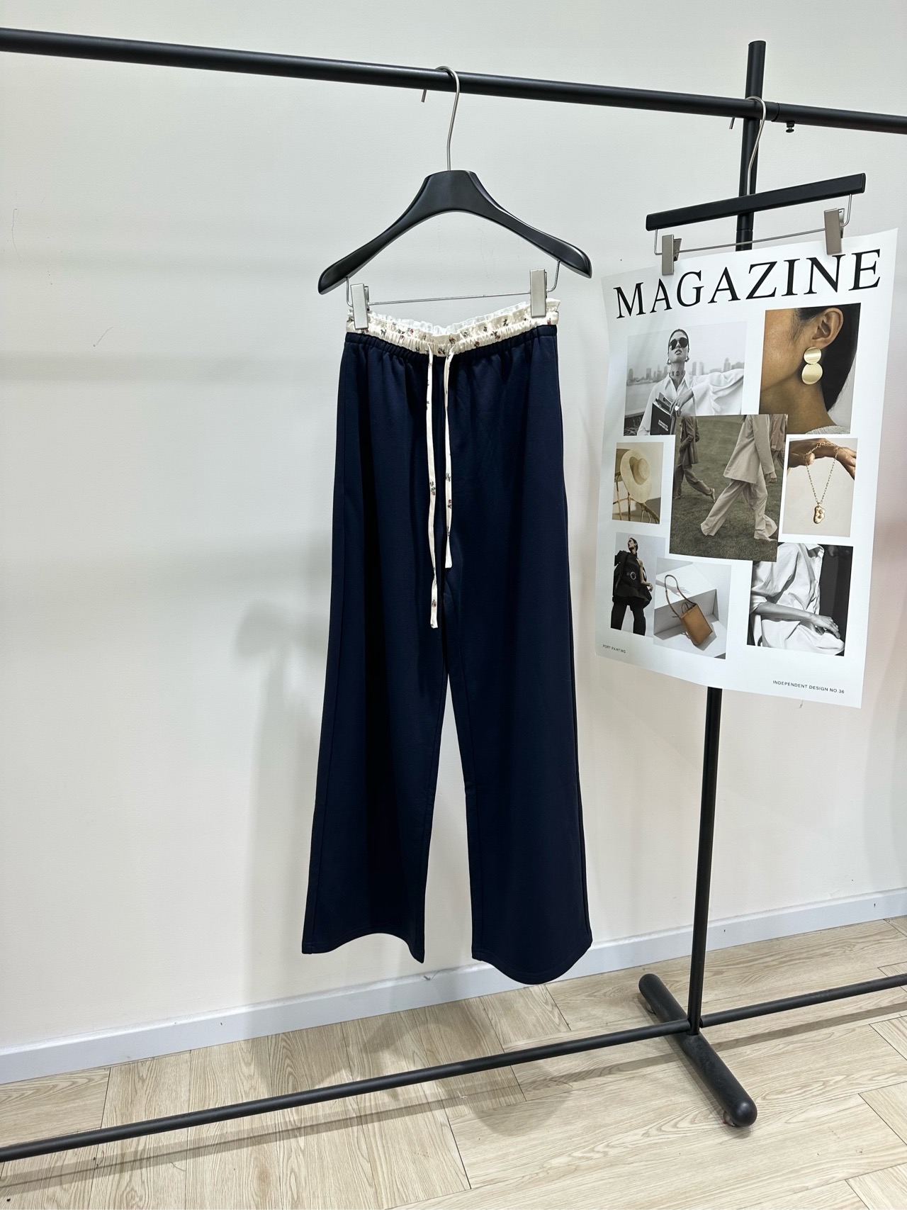 NO:739359,[JR navy floral belt drawstring casual trousers], fabric cotton blend, color navy blue JORYA's contrasting waistband wide-leg pants, dark navy + white lace splicing, full of design, high waist drawstring, adjustable elasticity, comfortable and practical. The fabric has good drape, super breathable for spring and summer wear. The loose fit is slimming and friendly to the pear-shaped figure!  It can be easily controlled for daily commuting and leisure. Pair it with a short top or shirt to easily get a lazy and high-end feeling~ Flat size S waist 62 elastic, hip 98, trouser length 110 M waist 66 elastic, hip 102, trouser length 112 L waist 70 elastic, hip 106, trouser length 114 There will be an error of 2 to 3cm in manual measurement, which is normal range, shirts,19860909【JR藏蓝碎花腰带抽绳休闲长裤】 ,面料棉混纺 颜色藏蓝 JORYA这款撞色腰头阔腿裤 深藏青色+白色蕾丝拼接,设计感满满 高腰抽绳,松紧可调,舒适又实用 面料垂感好,春夏穿超透气 宽松版型显瘦遮肉,梨形身材友好！ 日常通勤、休闲都能轻松驾驭 搭配短款上衣或衬衫,轻松get慵懒高级感～ 平铺尺码 S腰围62弹力,臀围98,裤长110 M腰围66弹力,臀围102,裤长112 L腰围70弹力,臀围106,裤长114 手工测量会有2～3cm误差属于正常范围,,shirts,,Women's clothing