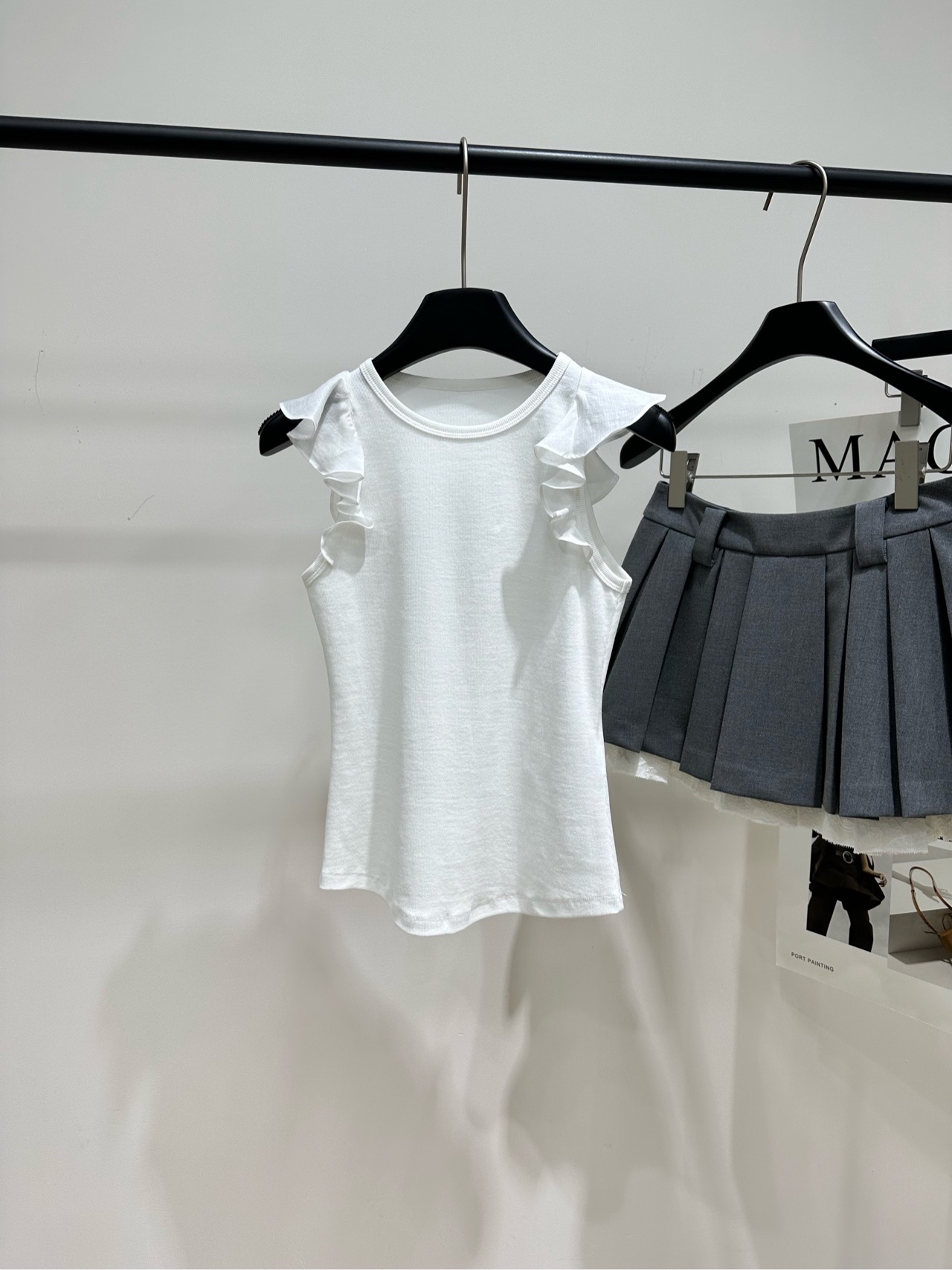 NO:739839,[zm white ruffled sleeveless vest], fabric cotton, color white, Zimmermann 2026 spring and summer new ruffled vest, this white ruffled sleeveless top, light and breathable, super comfortable to wear in summer!  Round neck + ruffle design. Playful and layered, simple yet detailed. Sleeveless cut, easy to move. It goes well with high-waisted skirts or jeans. It can be worn for commuting and leisure. White is versatile. It can be easily integrated into various styles. It is a must-have and practical item for the summer wardrobe!  Flat size S shoulder width 37, bust 72 stretch, length 54 M shoulder width 38, bust 76 stretch, length 55 L shoulder width 39, bust 80 stretch, length 56 Manual measurement will have an error of 2 to 3cm, which is within the normal range,,skirts,jeans,19860909【zm白色荷叶边无袖背心】 ,面料棉 颜色白色 Zimmermann2026春夏新款荷叶边背心 这款白色荷叶边无袖上衣,轻薄透气 夏天穿超舒服！圆领+荷叶边设计 俏皮又有层次感,简约又不失细节 无袖剪裁,活动自如 搭配高腰裙or牛仔裤都很OK 通勤休闲都能穿,白色百搭 轻松融入各种风格,是夏季衣橱必备实用单品！ 平铺尺码 S肩宽37,胸围72弹力,衣长54 M肩宽38,胸围76弹力,衣长55 L肩宽39,胸围80弹力,衣长56 手工测量会有2～3cm误差属于正常范围,,skirts,jeans,,Women's clothing