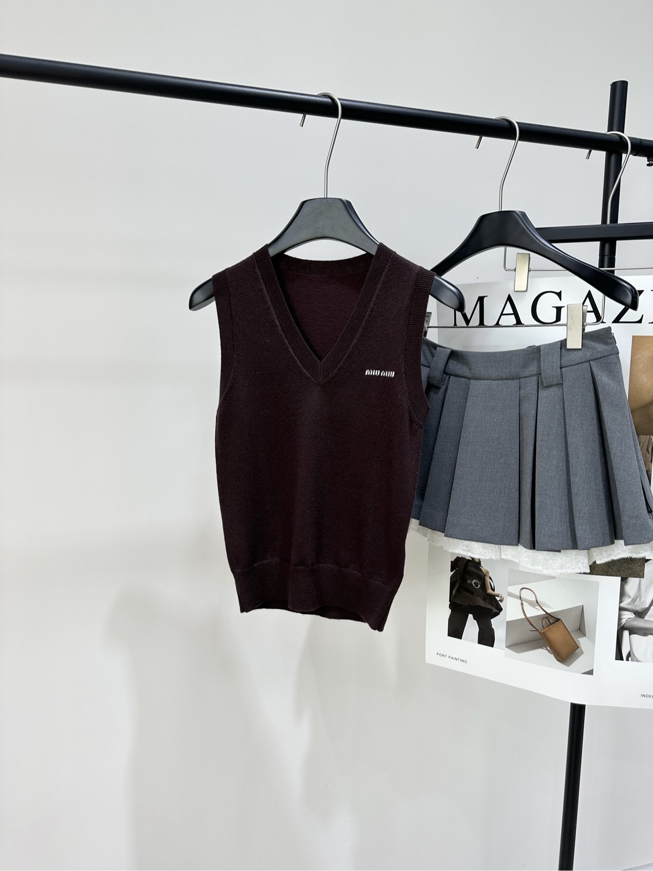 NO:740372,[M coffee color small label V-neck knitted vest], fabric cashmere color coffee color Miu's college style knitted vest. Dark coffee color + white embroidered logo, simple and recognizable. The V-neck design is super layered when worn over a shirt. The knitted fabric is soft and comfortable, just right for spring and autumn. Paired with pleated skirts or high-waisted pants, you can easily get a sweet and cool college style. Suitable for daily commuting and campus wear. Youthful and energetic yet elegant. Flat size  S Shoulder width 31, bust 70 stretch, length 49 M Shoulder width 32, bust 74 stretch, length 50 L Shoulder width 33, bust 78 stretch, length 51 Manual measurement will have an error of 2 to 3cm, which is within the normal range,,miumiu,skirts,shirts,19860909【M咖色小标V领针织马甲】 ,面料羊绒 颜色咖色 Miu这款学院风针织背心 深咖色+白色刺绣徽标,简约又有辨识度 V领设计叠穿衬衫超有层次感 针织面料柔软舒适,春秋季节穿刚刚好 搭配百褶裙或高腰裤 轻松get甜酷学院风 日常通勤、校园穿搭都很适合 青春活力又不失优雅气质 平铺尺码 S肩宽31,胸围70弹力,衣长49 M肩宽32,胸围74弹力,衣长50 L肩宽33,胸围78弹力,衣长51 手工测量会有2～3cm误差属于正常范围,,miumiu,skirts,shirts,,Women's clothing