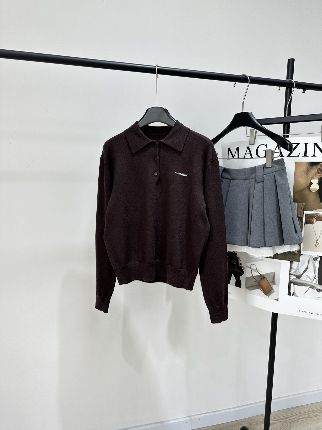 NO:740376,[M coffee color small label polo long-sleeved sweater], fabric cashmere, color coffee Miu's coffee color long-sleeved knitted Polo sweater is made of soft wool, super comfortable to wear in autumn and winter!  Classic lapel + half-open collar button design. The brand logo on the chest is low-key and recognizable. The dark brown color is versatile and looks great with shorts, jeans or skirts. It can easily switch between casual or retro style ~ It can be easily used for daily commuting and casual occasions, comfortable and fashionable!  Flat size S shoulder width 44, chest 96, length 54, sleeve length 58 M shoulder width 45, chest 100, length 55, sleeve length 59 L shoulder width 46, chest 104, length 56, sleeve length 60 There will be an error of 2 to 3cm in manual measurement, which is within the normal range,,miumiu,skirts,shorts,jeans,19860909【M咖色小标polo长袖针织衫】 ,面料羊绒 颜色咖色 Miu这款咖色长袖针织Polo衫 柔软羊毛材质,秋冬穿超舒服！ 经典翻领+半开领纽扣设计 胸前品牌徽标低调又有辨识度 深棕色百搭,随手搭短裤、牛仔裤或裙装都很出彩,轻松切换休闲or复古风～ 日常通勤、休闲场合都能轻松驾驭,舒适又时髦！ 平铺尺码 S肩宽44,胸围96,衣长54,袖长58 M肩宽45,胸围100,衣长55,袖长59 L肩宽46,胸围104,衣长56,袖长60 手工测量会有2～3cm误差属于正常范围,,miumiu,skirts,shorts,jeans,,Women's clothing