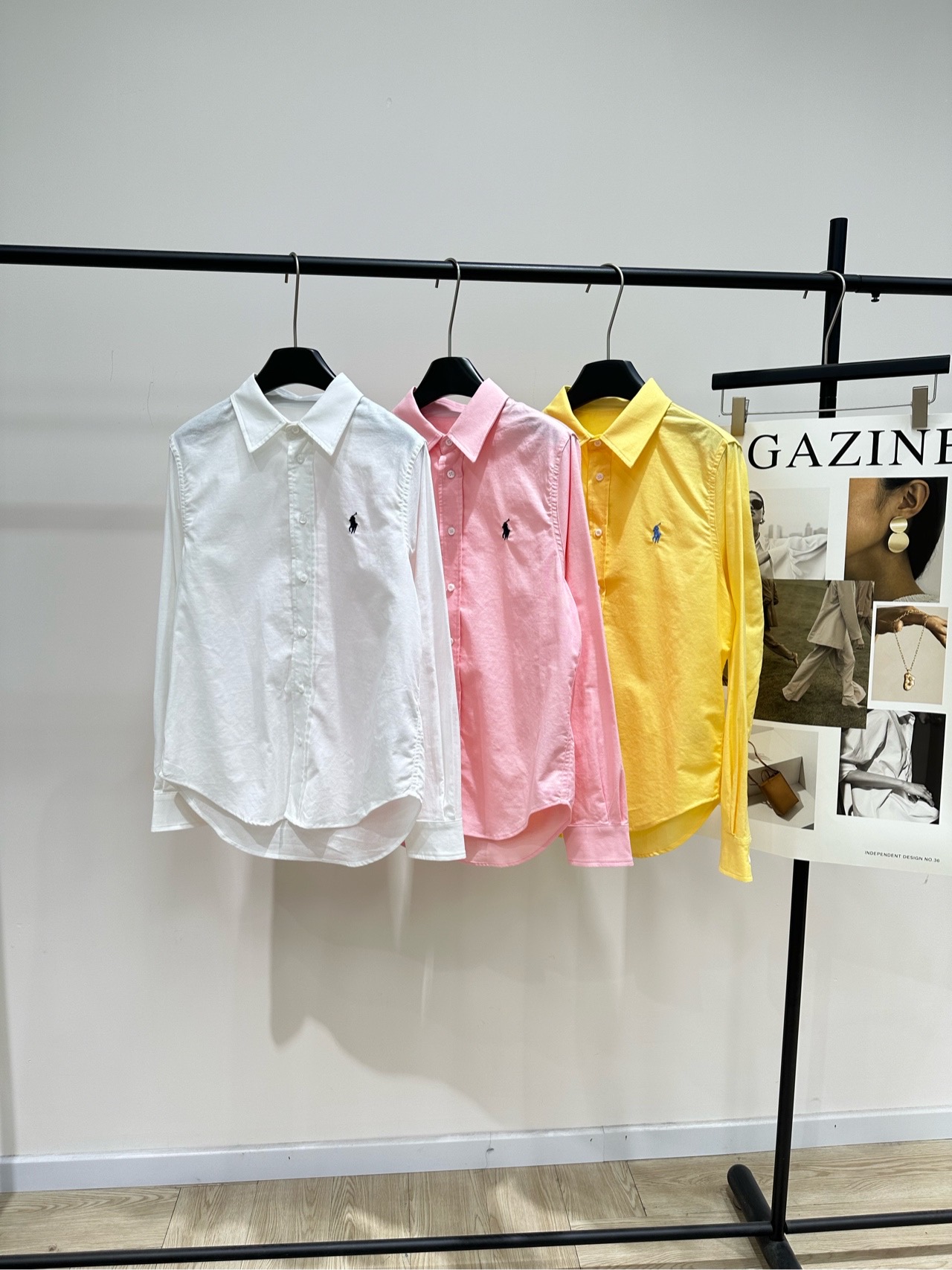 NO:740378,[Ralph's three-color war horse embroidered linen shirt], fabric linen, color white, pink, yellow Ralph Lauren women's linen shirt, linen material, light and breathable, super comfortable to wear in spring and summer!  Classic pointed collar + pony embroidery on the chest, simple and detailed. Yellow, white and pink colors are available. Bright and soft, very versatile to wear alone or inside. Pair with jeans and skirts. Easily get a natural and relaxed atmosphere~ Suitable for commuting and leisure. Flat size S shoulder width 41, bust 102, back length 69, sleeve length 61 M shoulder width 42, bust 106, back length 70, sleeve length 62  L shoulder width 43, chest 110, back length 71, sleeve length 63. Manual measurement will have an error of 2 ~ cm, which is within the normal range, loro piana, skirts, jeans, shirts,19860909【拉夫三色战马刺绣亚麻衬衫】 ,面料亚麻 颜色白色、粉色、黄色 Ralph Lauren女士亚麻衬衫 亚麻材质,轻薄透气,春夏穿超舒服！ 经典尖领+胸前小马刺绣,简约又有细节感 黄色、白色、粉色三色可选 明亮柔和,单穿或内搭都很百搭 牛仔裤、半裙随意搭配 轻松get自然松弛氛围感～ 通勤休闲都适合哦 平铺尺码 S肩宽41,胸围102,后衣长69,袖长61 M肩宽42,胸围106,后衣长70,袖长62 L肩宽43,胸围110,后衣长71,袖长63 手工测量会有2～cm误差属于正常范围,,loro piana,skirts,jeans,shirts,,Women's clothing