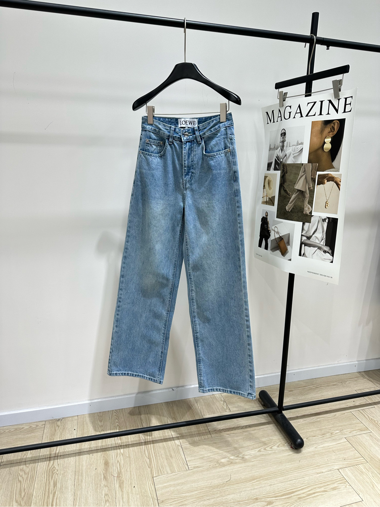 NO:740815,[loe light blue denim trousers with back pocket embroidery], fabric denim cotton, color light blue, Loewe 2026 early spring series Anagram embroidered jeans, light blue washed and distressed, full of retro feel!  The same color Anagram embroidery on the back pocket is low-key and recognizable. The high-waisted straight version is super friendly to the figure. It can be worn easily to create a lazy and relaxed atmosphere, and it is very versatile for daily matching!  Flat size S waist 68, hip 98, trouser length 108 M waist 72, hip 102, trouser length 109 L waist 76, hip 106, trouser length 110 There will be an error of 2 to 3cm in manual measurement, which is within the normal range,,loewe,loewe,jeans,19860909【loe浅蓝后口袋刺绣牛仔长裤】 ,面料牛仔棉 颜色浅蓝 罗意威2026早春系列Anagram刺绣牛仔裤 浅蓝水洗做旧,复古感满满！ 后袋同色系Anagram刺绣,低调又有辨识度 高腰直筒版型,对身材超友好 轻松穿出慵懒松弛氛围,日常搭配超百搭！ 平铺尺码 S腰围68,臀围98,裤长108 M腰围72,臀围102,裤长109 L腰围76,臀围106,裤长110 手工测量会有2～3cm误差属于正常范围,,loewe,loewe,jeans,,Women's clothing