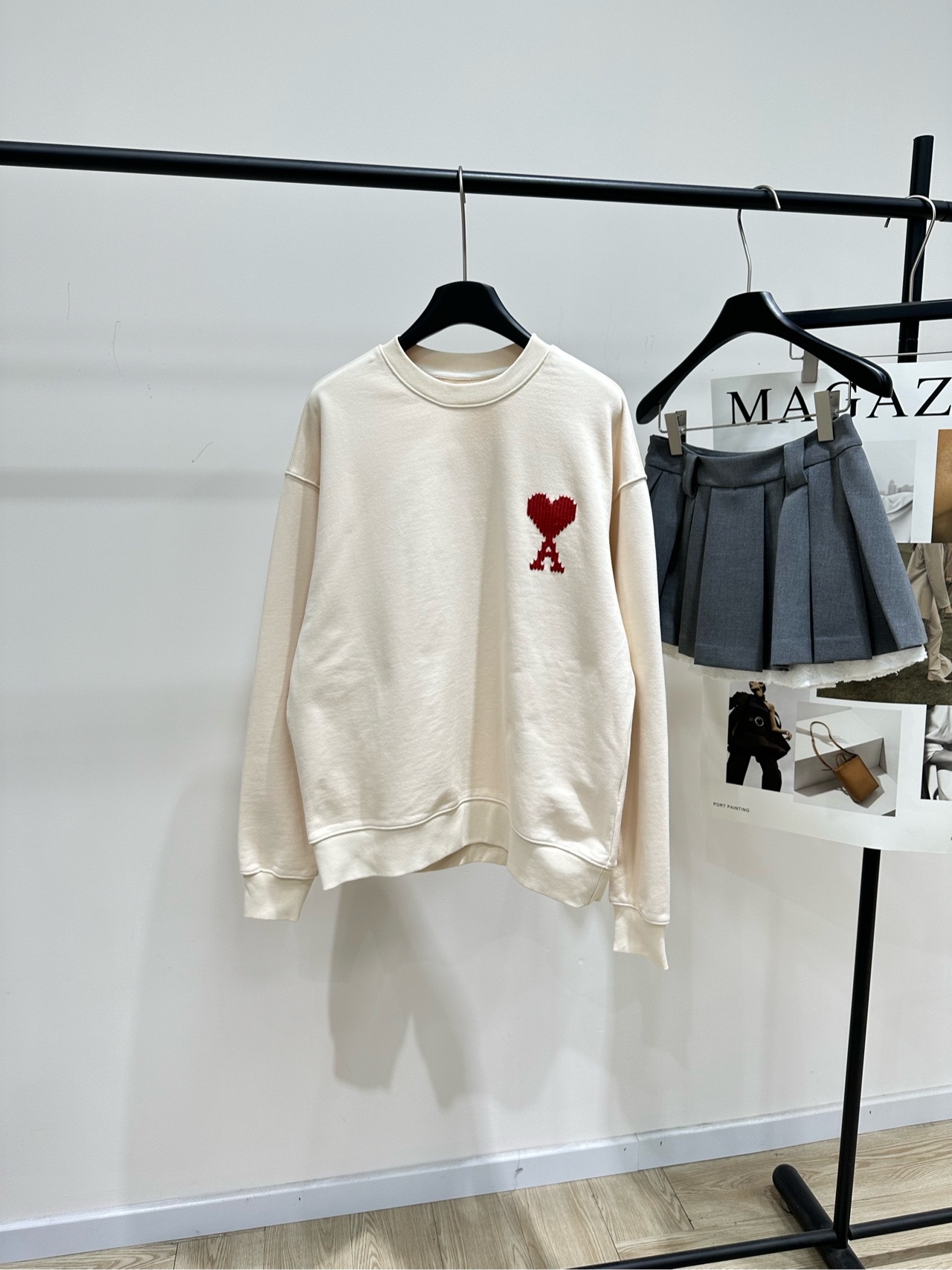 NO:740821,[ami off-white round neck sweatshirt with red heart embroidery], made of 100% cotton terry cotton, color off-white AMI Paris's off-white round neck sweatshirt, the red heart + A embroidery on the chest is super recognizable, simple and fashionable!  The pure cotton material is soft and skin-friendly, and the loose fit is super comfortable to wear. It can be easily used in daily casual and street style. Valentine's Day limited series. Classic design + high quality, can be worn by both men and women. It is great to wear alone or layered to easily create a lazy and casual atmosphere. Flat size S Shoulder width 57, bust 120, length 68, sleeve length 63 M Shoulder width 58, chest 124, length 70, sleeve length 64  L shoulder width 59, chest 128, length 72, sleeve length 65. There will be an error of 2 to 3cm due to manual measurement, which is within the normal range, hoodie, sweatshirts,19860909【ami米白色红心刺绣圆领卫衣】 ,面料全棉毛圈棉 颜色米白色 AMI Paris这款米白色圆领卫衣 胸前红色爱心+A刺绣超有辨识度,简约又时髦！ 纯棉材质柔软亲肤,宽松版型穿着超舒适 日常休闲、街头风都能轻松驾驭 情人节限定系列 经典设计+高品质,男女都能穿 单穿或叠搭都很出彩,轻松打造慵懒随性氛围感 平铺尺码 S肩宽57,胸围120,衣长68,袖长63 M肩宽58,胸围124,衣长70,袖长64 L肩宽59,胸围128,衣长72,袖长65 手工测量会有2～3cm误差属于正常范围,,hoodie,sweatshirts,,Women's clothing