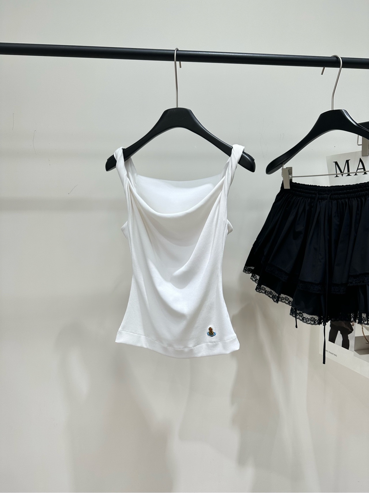 NO:740825,[Saturn embroidered U-neck pleated vest], fabric cotton + spandex, color white, Vivienne Westwood 26 spring and summer series swing collar vest. The threaded fabric has good elasticity, fits the body shape, slimming and slimming. The swing collar design can be worn over the shoulder or as a suspender. It is flexible to match, and the Saturn embroidery in the lower left corner is super recognizable. The white color is versatile and looks great on its own or inside. It can be easily used for commuting and parties in summer, fashionable and practical!  Flat size S shoulder width 34, bust 70 stretch, length 54 M shoulder width 35, bust 74 stretch, length 55 L shoulder width 36, bust 78 stretch, length 56 Manual measurement will have an error of 2 to 3cm, which is normal.19860909【土星刺绣U领褶皱背心】 ,面料棉+氨纶 颜色白色 Vivienne Westwood 26春夏系列荡领背心 螺纹面料弹性好,贴合身形,修身显瘦 荡领设计可一字肩或吊带穿 搭配灵活,左下角土星刺绣超有辨识度 白色百搭,单穿或内搭都很出彩 夏季通勤、聚会都能轻松驾驭,时尚又实用！ 平铺尺码 S肩宽34,胸围70弹力,衣长54 M肩宽35,胸围74弹力,衣长55 L肩宽36,胸围78弹力,衣长56 手工测量会有2～3cm误差属于正常范围,,,Women's clothing