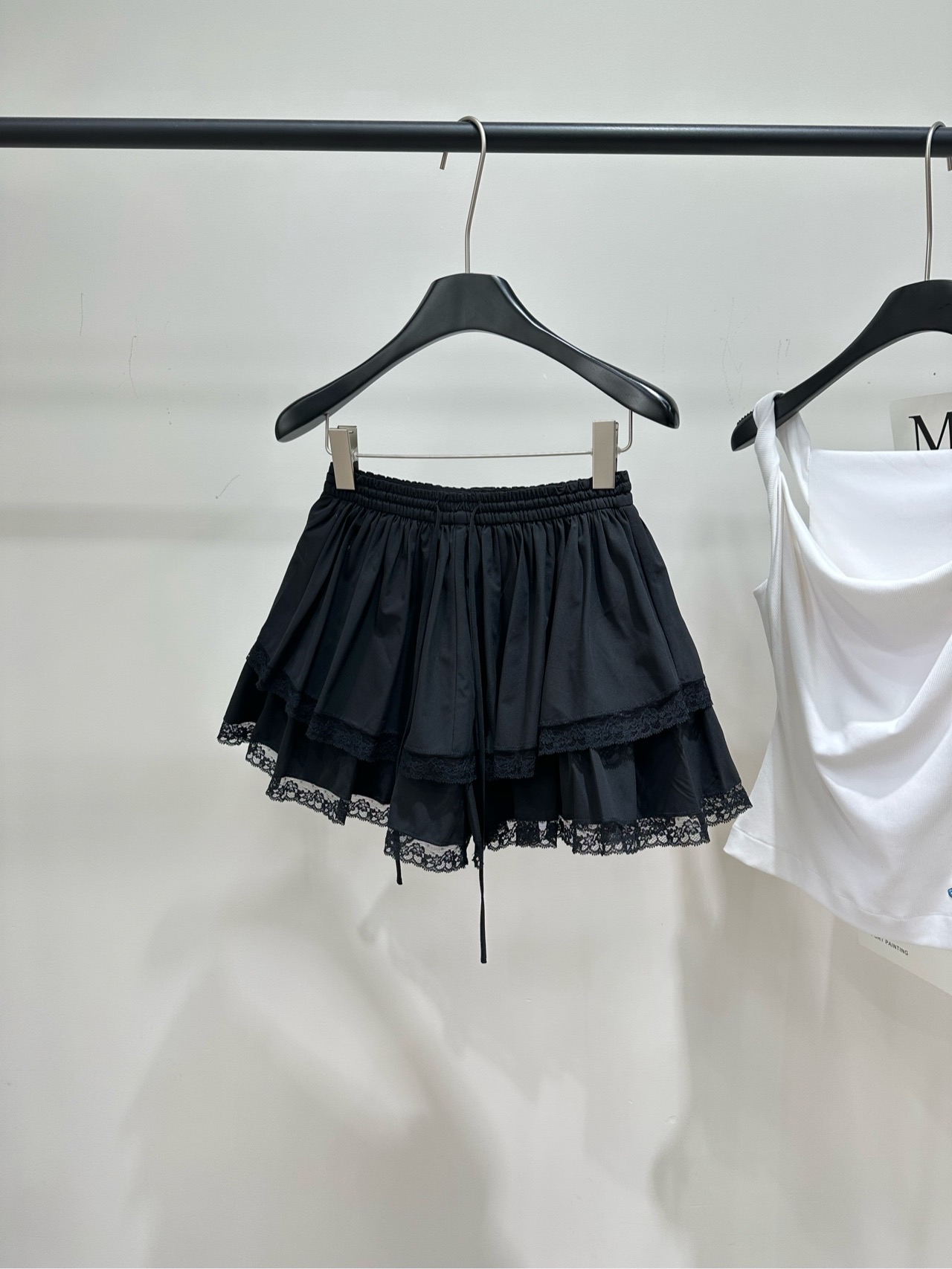 NO:748208,[JR black lace cake skirt pants], fabric cotton + lace, color black JORYA black lace tutu, Zhao Lusi co-branded 'Lucky Fruit' series, double-layer skirt + exquisite lace, sweet and playful. Elastic waist design, comfortable and slim, suitable for various body types. Lined to prevent exposure, looks great in daily wear or taking photos. Pair with white T-shirt or knitted cardigan to easily get sweet and cool style. Perfect for dates, afternoon tea, and daily outings!  Flat size (shorts with anti-exposure lining) S waist 62 elastic, hip 98, skirt length 36 M waist 66 elastic, hip 102, skirt length 37 L waist 70 elastic, hip 106, skirt length 38 Manual measurement will have an error of 2 to 3cm, which is within the normal range, skirts, shorts, tees, t-shirts,19860909【JR黑色蕾丝花边蛋糕短裙裤】 ,面料棉+蕾丝 颜色黑色 JORYA黑色蕾丝蓬蓬裙 赵露思联名“幸运果”系列 双层裙摆+精致蕾丝花边,甜美又俏皮 松紧腰设计,舒适显瘦,适合多种身材 内衬防走光,日常穿搭或拍照都很出片 搭配白色T恤或针织开衫 轻松get甜酷风 约会、下午茶、日常出街都超适合！ 平铺尺码（有防走光内衬短裤） S腰围62弹力,臀围98,裙长36 M腰围66弹力,臀围102,裙长37 L腰围70弹力,臀围106,裙长38 手工测量会有2～3cm误差属于正常范围,,skirts,shorts,tees，t-shirt,,Women's clothing