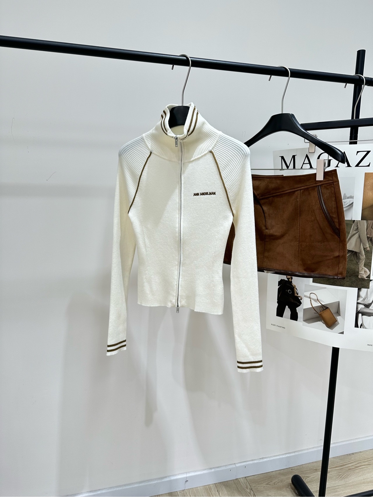 NO:748245,[Ann white raglan long-sleeved stand-up collar zipper cardigan], fabric 50% wool blend, color white Ann Andelman 2026 early spring series stand-up collar knitted cardigan, slim fit + zipper design, simple and practical!  Soft knitted fabric, super comfortable to wear in autumn and winter~ The stand-up collar is warm, and the cuffs and collar are embellished with stripes. It has a retro sporty feel. The brand embroidery on the chest has exquisite details. The white color is versatile and can be easily worn for commuting and leisure. It is great to wear alone or layered!  Flat size S Raglan sleeves, bust 70 elastic, length 50, shoulder sleeve length 72 M Raglan sleeves, bust 74 stretch, length 51, shoulder sleeve length 73 L Raglan sleeves, chest 78 stretch, length 52, shoulder sleeve length 74 There will be an error of 2 to 3cm due to manual measurement, which is normal.19860909【Ann白色插肩长袖立领拉链开衫】 ,面料50羊毛混纺 颜色白色 Ann Andelman 2026早春系列立领针织开衫 修身剪裁+拉链设计,简约又实用！ 柔软针织面料,秋冬穿超舒服～ 立领保暖,袖口和领口条纹点缀 复古运动感满满 胸前品牌刺绣,细节精致 白色百搭,通勤休闲都能轻松驾驭 单穿或内搭都很出彩！ 平铺尺码 S插肩袖,胸围70弹力,衣长50,肩袖长72 M插肩袖,胸围74弹力,衣长51,肩袖长73 L插肩袖,胸围78弹力,衣长52,肩袖长74 手工测量会有2～3cm误差属于正常范围,,,Women's clothing