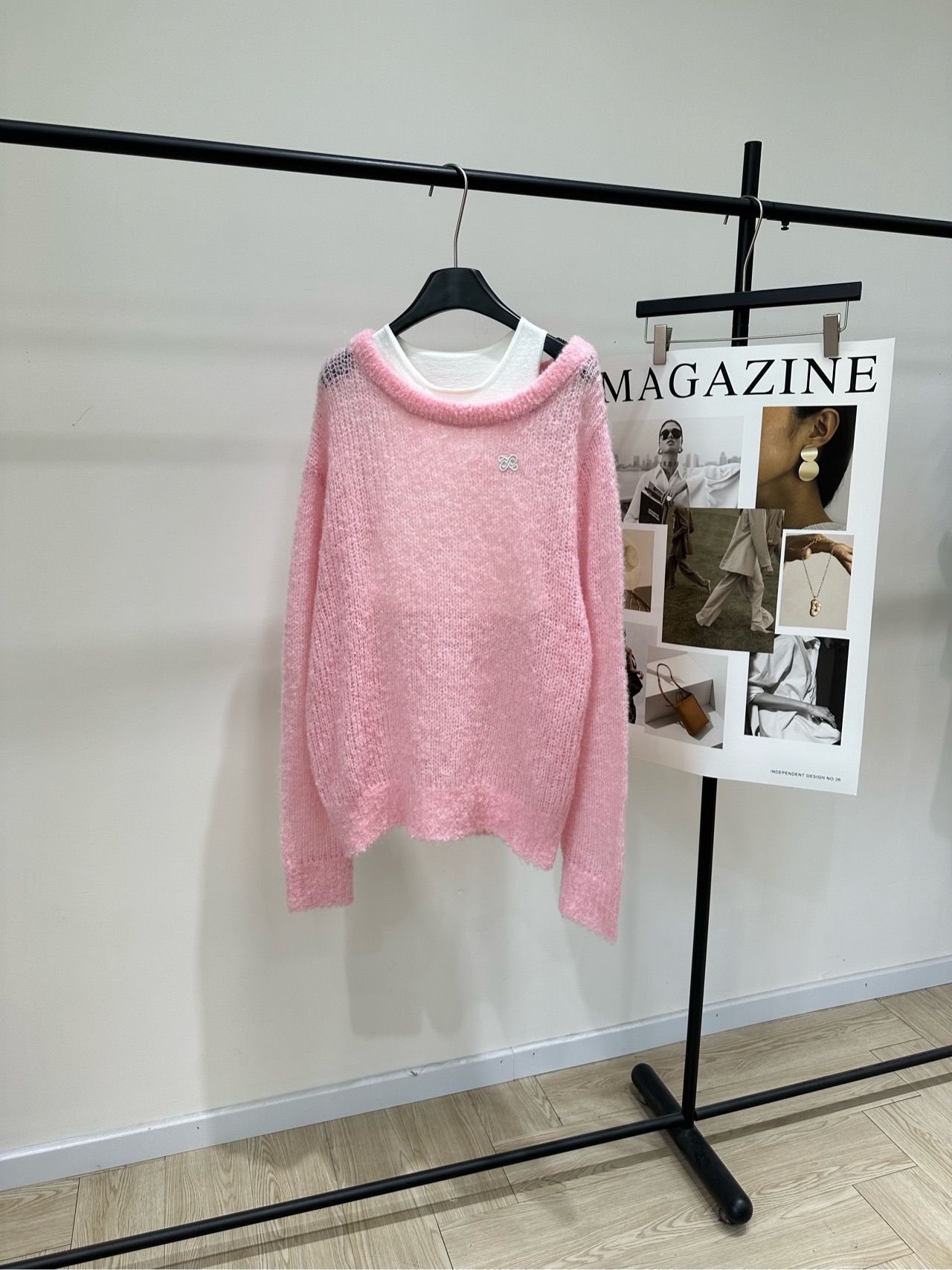 NO:748235,[Ann pink and white color-blocked slanted shoulder sweater two-piece set], fabric wool + mohair blend, pink and white color matching, ANN ANDELMAN early spring series pink knitted two-piece set, including slanted shoulder long-sleeved blouse + vest. Soft knitted material, comfortable and warm to wear. The sloping shoulder design is super layered, and the vest adds a sweet style. The pink color is gentle, and it looks great in daily life or taking photos. It is a must-have for early spring!  Belongs to the high-end knitted series, with perfect texture. Vest flat size S shoulder width 26, bust 68 stretch, length 41 M shoulder width 27, bust 72 stretch, length 42 L shoulder width 28, bust 76 stretch, length 43 Sweater flat size S shoulder width 52, bust 118, length 65, sleeve length 74 M shoulder width 53, bust 122, length 67, sleeve length 75  L shoulder width 54, chest 126, length 69, sleeve length 76. There will be an error of 2 to 3cm in manual measurement, which is within the normal range. Sweaters,19860909【Ann粉白拼色斜肩毛衣两件套】 ,面料羊毛+马海毛混纺 颜色粉白拼色 ANN ANDELMAN早春系列粉色针织两件套 包含斜肩长袖罩衫+背心 柔软针织材质,穿着舒适又保暖 斜肩设计超有层次感,搭配背心更显甜美风格 粉色温柔,日常或拍照都很出片,早春穿搭必备！ 属于高端针织系列,质感满分 背心平铺尺码 S肩宽26,胸围68弹力,衣长41 M肩宽27,胸围72弹力,衣长42 L肩宽28,胸围76弹力,衣长43 毛衣平铺尺码 S肩宽52,胸围118,衣长65,袖长74 M肩宽53,胸围122,衣长67,袖长75 L肩宽54,胸围126,衣长69,袖长76 手工测量会有2～3cm误差属于正常范围,,sweaters,,Women's clothing