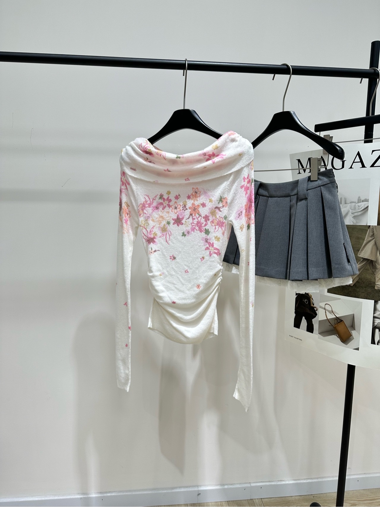 NO:748224,[Ann floral one-shoulder sweater], made of wool and alpaca blend, color white, ANN ANDELMAN's one-shoulder sweater is thin and slightly see-through, with a super gentle pink floral design. The off-shoulder cut highlights the collarbone line, and the pinched waist modifies the body shape. It is elegant and temperamental. The fabric is soft and comfortable, perfect for spring and summer. Pair it with high-waisted pants or skirts to easily create a sweet cool or light sophisticated style. It can be easily controlled for daily outings and dates, fashionable and practical!  Flat size S Shoulder width 39, bust 60 stretch, length 54, sleeve length 75 M Shoulder width 40, chest 64 stretch, length 56, sleeve length 76 L Shoulder width 41, chest 68 stretch, length 58, sleeve length 77 Manual measurement will have an error of 2 to 3cm, which is normal range,,skirts,19860909【Ann花卉一字领褶皱针织衫】 ,面料羊毛羊驼毛混纺 颜色白色 ANN ANDELMAN这款一字肩针织衫 轻薄微透,粉色碎花设计超温柔 露肩剪裁凸显锁骨线条,捏褶收腰修饰身形 优雅又显气质 面料柔软舒适,春夏穿超合适 搭配高腰裤或裙装 轻松打造甜酷或轻熟风 日常出街、约会都能轻松驾驭,时髦又实用！ 平铺尺码 S肩宽39,胸围60弹力,衣长54,袖长75 M肩宽40,胸围64弹力,衣长56,袖长76 L肩宽41,胸围68弹力,衣长58,袖长77 手工测量会有2～3cm误差属于正常范围,,skirts,,Women's clothing