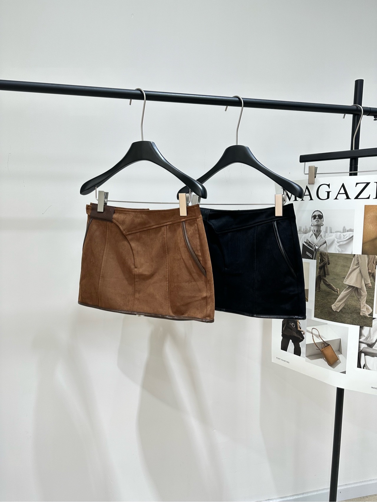 NO:748207,[Ann retro suede A-line skirt], fabric suede + PU leather, color caramel, black ANN ANDELMAN suede skirt, high-waisted A-line version, splicing design + zipper decoration, retro and modern, suede material is soft and textured, can be easily controlled for daily commuting, dating, and leisure. The skirt length is moderate, showing long legs and elegant. It goes well with sweaters, shirts or leather jackets  Easily switch between multiple styles, it’s a versatile tool for spring and summer!  Flat size shorts with anti-exposure lining S waist 72, hips 90, skirt length 32 M waist 76, hips 94, skirt length 33 L waist 80, hips 98, skirt length 34 Manual measurement will have an error of 2 to 3cm, which is within the normal range, skirts, shorts, shirts, leather jacket, chamois leather,19860909【Ann复古麂皮绒A字短裙】 ,面料麂皮绒+PU皮 颜色焦糖色、黑色 ANN ANDELMAN麂皮短裙 高腰A字版型,拼接设计+拉链装饰 复古又现代 麂皮材质柔软有质感 日常通勤、约会、休闲都能轻松驾驭 裙长适中,显腿长又优雅 搭配针织衫、衬衫或皮衣都很出彩 轻松切换多种风格,是春夏百搭神器！ 平铺尺码有防走光内衬短裤 S腰围72,臀围90,裙长32 M腰围76,臀围94,裙长33 L腰围80,臀围98,裙长34 手工测量会有2～3cm误差属于正常范围,,skirts,shorts,shirts,leather jacket,chamois leather,,Women's clothing