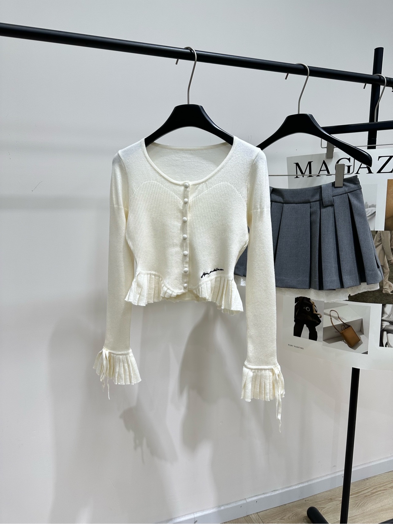 NO:748246,[Ann off-white trumpet sleeve accordion pleat cardigan], fabric 50% wool blend, color off-white ANN ANDELMAN 2026 early spring new bell-sleeve knitted cardigan, creamy white tone, soft knitted fabric, round neck + pearl buttons, perfect details, bell sleeves and lace hem, retro and elegant. Slim tailoring highlights the figure, looks great when worn alone or layered. Pair with brown short skirt or high-waist pants to easily create a gentle Korean or French lazy style.  Perfect for commuting, dating, and daily outings!  Design and quality are combined. Flat size S shoulder width 35, bust 80 stretch, length 41, sleeve length 66 M shoulder width 36, bust 84 stretch, dress length 42, sleeve length 67 L shoulder width 37, bust 88 stretch, dress length 43, sleeve length 68 Manual measurement will have an error of 2 to 3cm, which is normal,,skirts,19860909【Ann米白色喇叭袖风琴褶皱开衫】 ,面料50羊毛混纺 颜色米白色 ANN ANDELMAN 2026早春新款喇叭袖针织开衫 奶油白色调,柔软针织面料 圆领+珍珠纽扣,细节满分 喇叭袖和花边下摆,复古优雅 修身剪裁凸显身形,单穿或叠搭都很出彩 搭配咖色短裙或高腰裤 轻松打造温柔韩系or法式慵懒风 通勤、约会、日常出街都超适合！ 设计感与品质兼具 平铺尺码 S肩宽35,胸围80弹力,衣长41,袖长66 M肩宽36,胸围84弹力,衣长42,袖长67 L肩宽37,胸围88弹力,衣长43,袖长68 手工测量会有2～3cm误差属于正常范围,,skirts,,Women's clothing