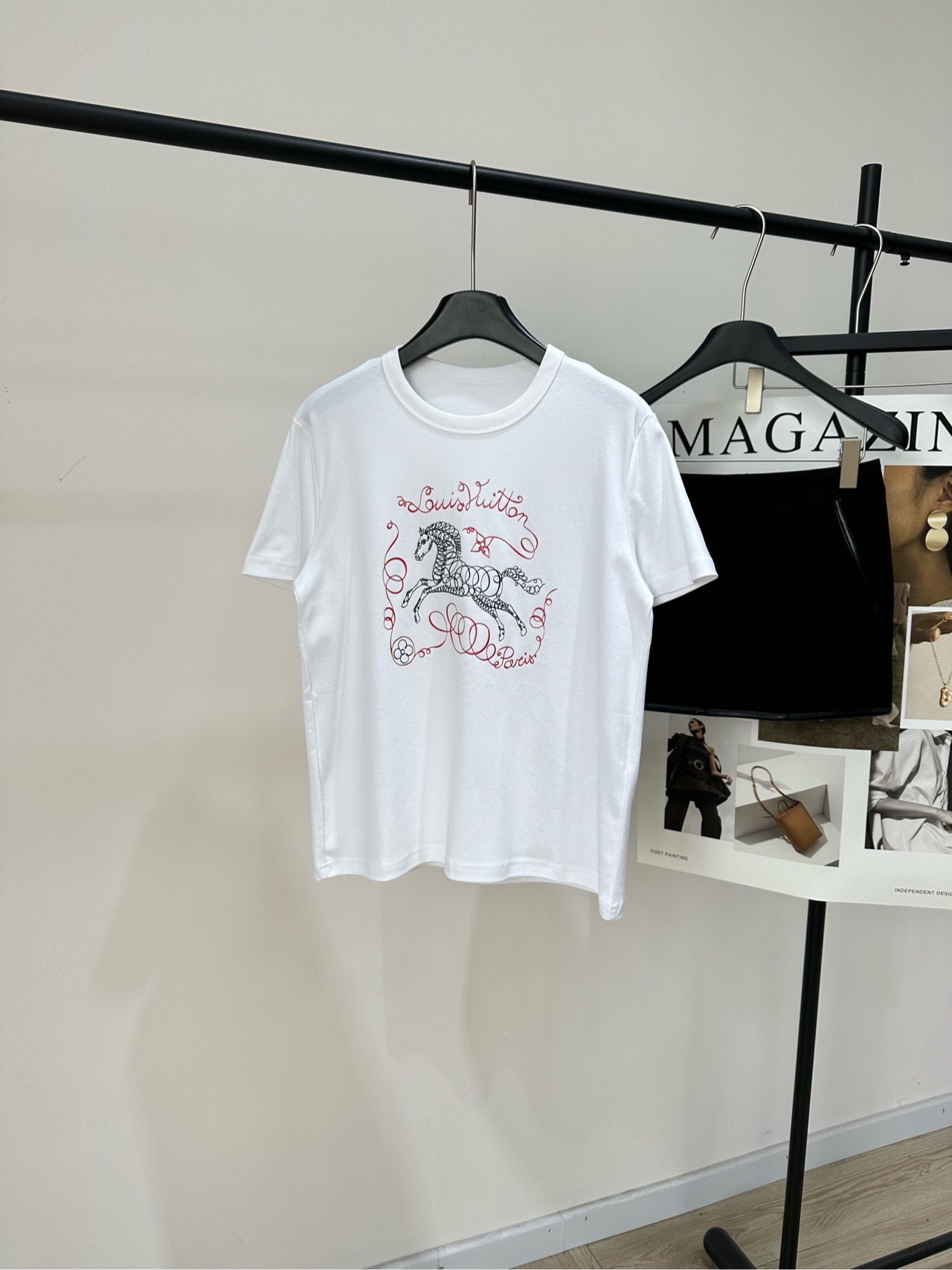 NO:750877,[LV line-printed short-sleeved T with Year of the Horse letters], made of 100% cotton, color white, LV 2026 Chinese New Year limited-edition short-sleeved T-shirt, made of mercerized cotton, soft and comfortable, super friendly for daily wear!  White bottom + galloping horse lines + red handwritten letters, which means 'success will come soon', full of New Year atmosphere. Loose round neck design, versatile and easy to match. It goes well with jeans or casual pants. Easily get fashionable and casual style. Flat size S shoulder width 41, bust 98, length 59, sleeve length 19 M shoulder width 42, chest 102, length 61, sleeve length 20  L shoulder width 43, chest 106, length 63, sleeve length 21. There will be an error of 2 to 3cm due to manual measurement, which is within the normal range. Louis vuitton, jeans, T-shirt,19860909【lv线条马年字母印花短袖T】 ,面料全棉 颜色白色 LV 2026中国新年限定短袖 丝光棉材质,柔软舒适,日常穿着超友好！ 白色底+奔马线条+红色手写字母 寓意“马到成功”,新年氛围感拉满 宽松圆领设计,百搭不挑人 配牛仔裤或休闲裤都很出彩 轻松get时尚休闲风 平铺尺码 S肩宽41,胸围98,衣长59,袖长19 M肩宽42,胸围102,衣长61,袖长20 L肩宽43,胸围106,衣长63,袖长21 手工测量会有2～3cm误差属于正常范围,,louis vuitton,jeans,T-shirt,,Women's clothing