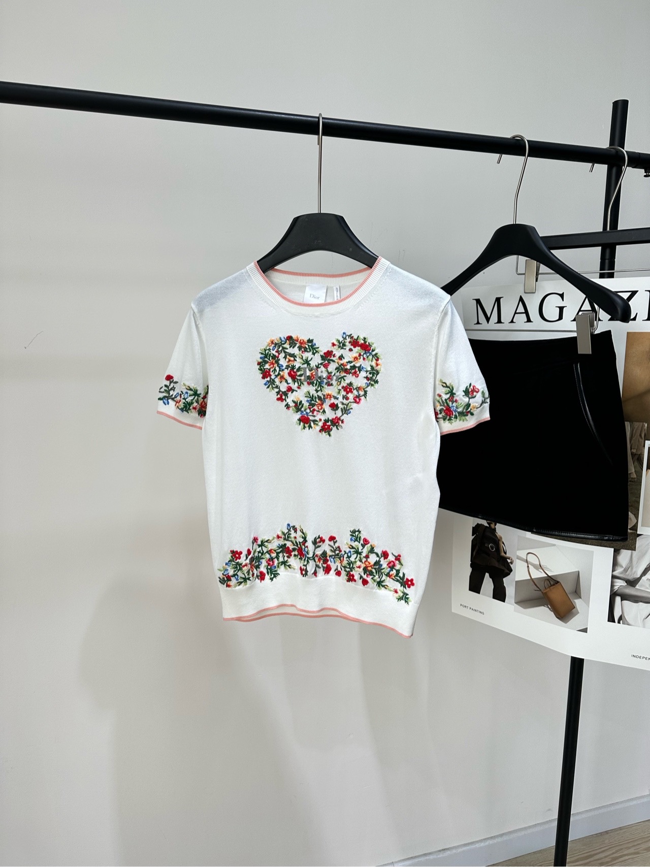 NO:750866,[D floral heart embroidered knitted short-sleeved top], fabric wool, color white, Dior 2026 spring/summer early spring series love flower embroidered sweater, wool material is soft and comfortable, white background with delicate floral embroidery, heart pattern on the chest is super romantic, cuffs and hem are also decorated with flowers, full of details!  The short-sleeved design is perfect for spring and summer. It looks great when worn alone or paired with skirts and trousers. It can be easily used in daily life or light formal occasions. It is elegant and energetic, with a sense of luxury and fashion!  Flat size S shoulder width 39, bust 88 stretch, length 54, sleeve length 19 M shoulder width 40, chest 92 stretch, length 55, sleeve length 20 L shoulder width 41, bust 96 stretch, length 56, sleeve length 21 Manual measurement will have an error of 2 to 3cm, which is within the normal range, dior, skirts, T-shirt,19860909【D花卉桃心刺绣针织短袖上衣】 ,面料羊毛 颜色白色 Dior 2026春夏早春系列爱心花卉刺绣针织衫 羊毛材质柔软舒适 白色底色配精致花卉刺绣 胸前爱心图案超浪漫 袖口和下摆也有花卉点缀,细节满分！ 短袖设计,春夏穿超合适 单穿或搭配裙装、裤装都很出彩 日常或轻正式场合都能轻松驾驭 优雅又有活力,奢华时尚感拉满！ 平铺尺码 S肩宽39,胸围88弹力,衣长54,袖长19 M肩宽40,胸围92弹力,衣长55,袖长20 L肩宽41,胸围96弹力,衣长56,袖长21 手工测量会有2～3cm误差属于正常范围,,dior,skirts,T-shirt,,Women's clothing