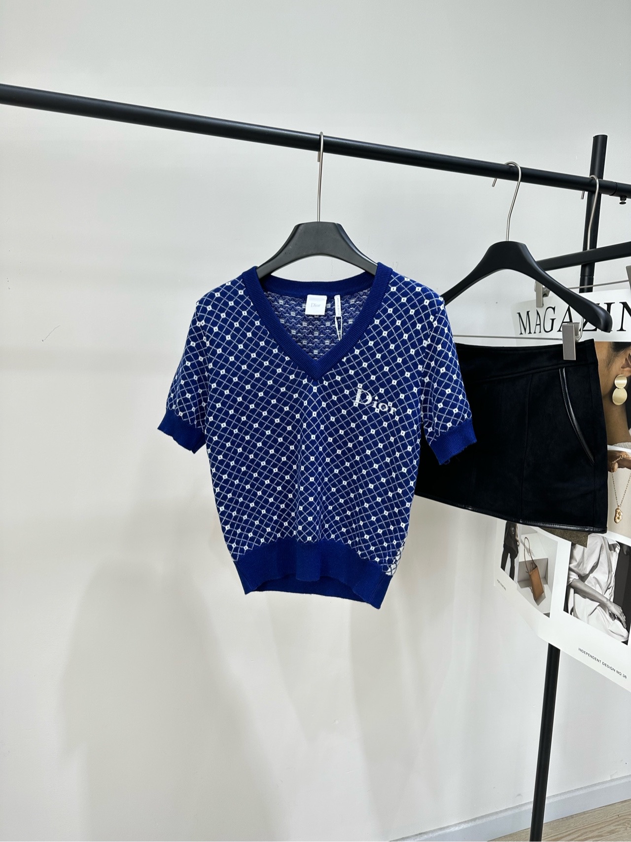 NO:750857,[D dark blue and white mesh V-neck knitted short-sleeve], fabric 97 wool blend, color dark blue Dior 2026 Spring and Summer Series blue V-neck short-sleeved sweater, wool material is soft and comfortable, white geometric pattern + 'Dior' embroidery on the chest, full of brand sense V-neck design modifies the neck line, short sleeves are suitable for spring and summer. The dark blue tone is white and versatile, easy to control for commuting and leisure. Tailored to fit the body, you can easily get the elegant temperament!  Flat size S shoulder width 37, bust 86 stretch, length 51, sleeve length 23 M shoulder width 38, chest 90 stretch, length 53, sleeve length 24 L shoulder width 39, chest 94 stretch, length 55, sleeve length 25 Manual measurement will have an error of 2 to 3cm, which is normal, dior, T-shirt,19860909【D深蓝拼白网格V领针织短袖】 ,面料97羊毛混纺 颜色深蓝 Dior 2026春夏系列蓝色V领短袖针织衫 羊毛材质柔软舒适 白色几何图案+胸前“Dior”刺绣,品牌感满满 V领设计修饰颈部线条,短袖适合春夏 深蓝色调显白又百搭,通勤休闲都能轻松驾驭 剪裁贴合身形,优雅气质轻松get！ 平铺尺码 S肩宽37,胸围86弹力,衣长51,袖长23 M肩宽38,胸围90弹力,衣长53,袖长24 L肩宽39,胸围94弹力,衣长55,袖长25 手工测量会有2～3cm误差属于正常范围,,dior,T-shirt,,Women's clothing