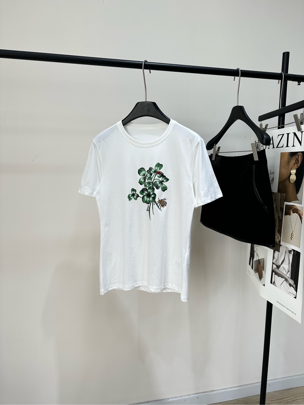 NO:750848,[D white four-leaf clover bee embroidered short-sleeved T], made of 100% cotton, color white, Dior 2026 spring and summer series four-leaf clover printed T-shirt, white cotton material, soft and comfortable, super friendly for daily wear, green four-leaf clover + bee pattern on the front, full of spring atmosphere, meaning luck and nature, simple round neck design, versatile and easy to wear, looks fresh whether paired with jeans or a skirt, a must-have in spring and summer, easy to create a casual and fashionable look!  Flat size S shoulder width 40, chest circumference 84, length 60, sleeve length 21 M shoulder width 41, chest circumference 88, length 62, sleeve length 22 L shoulder width 42, chest circumference 92, length 64, sleeve length 23 There will be an error of 2 to 3cm in manual measurement, which is within the normal range, dior, skirts, jeans, T-shirt, tees, t-shirt,19860909【D白色四叶草蜜蜂刺绣短袖T】 ,面料全棉 颜色白色 Dior 2026春夏系列四叶草印花T恤 白色纯棉材质,柔软舒适,日常穿着超友好 正面绿色四叶草+蜜蜂图案 春日氛围感满满,寓意幸运与自然 简约圆领设计,百搭不挑人 无论配牛仔裤还是半裙都很清新 春夏季节必备,轻松打造休闲时尚look！ 平铺尺码 S肩宽40,胸围84,衣长60,袖长21 M肩宽41,胸围88,衣长62,袖长22 L肩宽42,胸围92,衣长64,袖长23 手工测量会有2～3cm误差属于正常范围,,dior,skirts,jeans,T-shirt,tees，t-shirt,,Women's clothing