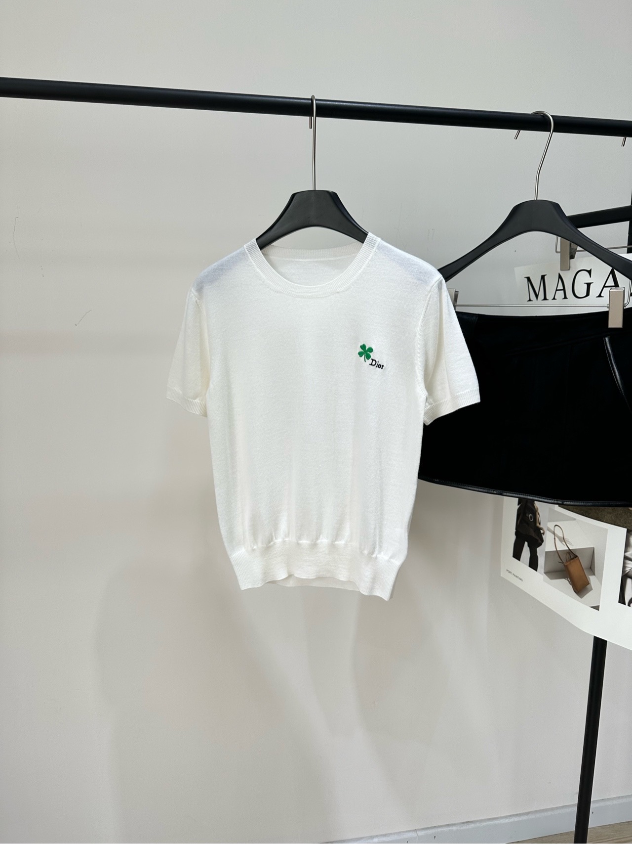 NO:751655,[D white four-leaf clover embroidered wool short-sleeve], fabric wool color white Dio*2026 Spring and Summer Series four-leaf clover embroidered sweater white round neck short-sleeved design, wool material soft and breathable, super comfortable to wear!  Green four-leaf clover embroidery on the chest + 'Dior' wording. Simple and recognizable. Slightly slim fit, easily modifying the body shape. Can be easily used for daily commuting or leisure. It goes well with jeans and skirts. Easily get a high-end look. Flat size S shoulder width 40, bust 88 stretch, length 54, sleeve length 20 M shoulder width 41, bust 92 stretch, length 55, sleeve length 21  L shoulder width 42, bust 86 stretch, length 56, sleeve length 22. Manual measurement will have an error of 2 to 3cm, which is within the normal range, dior, skirts, jeans, T-shirt,19860909【D白色四叶草刺绣羊毛短袖】 ,面料羊毛 颜色白色 Dio*2026春夏系列四叶草刺绣针织衫 白色圆领短袖设计,羊毛材质 柔软透气,穿着超舒适！ 胸前绿色四叶草刺绣+“Dior”字样 简约又有辨识度 微修身剪裁,轻松修饰身形 日常通勤或休闲都能轻松驾驭 搭配牛仔裤、半裙都很出彩 轻松get高级感穿搭 平铺尺码 S肩宽40,胸围88弹力,衣长54,袖长20 M肩宽41,胸围92弹力,衣长55,袖长21 L肩宽42,胸围86弹力,衣长56,袖长22 手工测量会有2～3cm误差属于正常范围,,dior,skirts,jeans,T-shirt,,Women's clothing