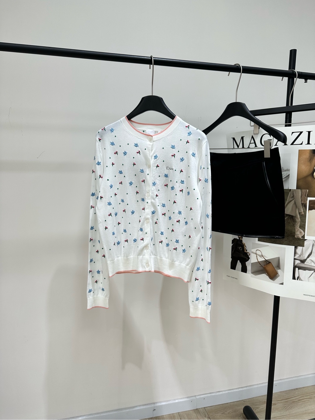 NO:751651,[D white bird small floral embroidered wool cardigan], fabric wool, color white, Dior 2026 early spring series floral knitted cardigan. Soft wool material, round neck and long sleeve design, simple and elegant. White background with colorful small floral flowers, full of girly feeling, full of spring atmosphere. Button closure, easy to put on and take off, very versatile to wear alone or outside. Paired with skirts or trousers, you can easily switch between sweet or casual style. Cashmere is soft to the touch, super comfortable to wear in early spring.  Both practical and fashionable flat size S shoulder width 39, bust 92, length 52, sleeve length 65 M shoulder width 40, chest 96, length 54, sleeve length 66 L shoulder width 41, chest 100, length 56, sleeve length 67 Manual measurement will have an error of 2 to 3cm, which is within the normal range, dior, skirts,19860909【D白色飞鸟小碎花刺绣羊毛开衫】 ,面料羊毛 颜色白色 Dior 2026早春系列碎花针织开衫 柔软羊毛材质,圆领长袖设计,简约优雅 白色底色配彩色小碎花,少女感满满 春日氛围感拉满 纽扣开合,穿脱方便,单穿或外搭都很百搭 搭配裙装或裤装都能轻松切换甜美or休闲风 羊绒触感柔软,早春穿着超舒适 兼具实用与时尚感 平铺尺码 S肩宽39,胸围92,衣长52,袖长65 M肩宽40,胸围96,衣长54,袖长66 L肩宽41,胸围100,衣长56,袖长67 手工测量会有2～3cm误差属于正常范围,,dior,skirts,,Women's clothing