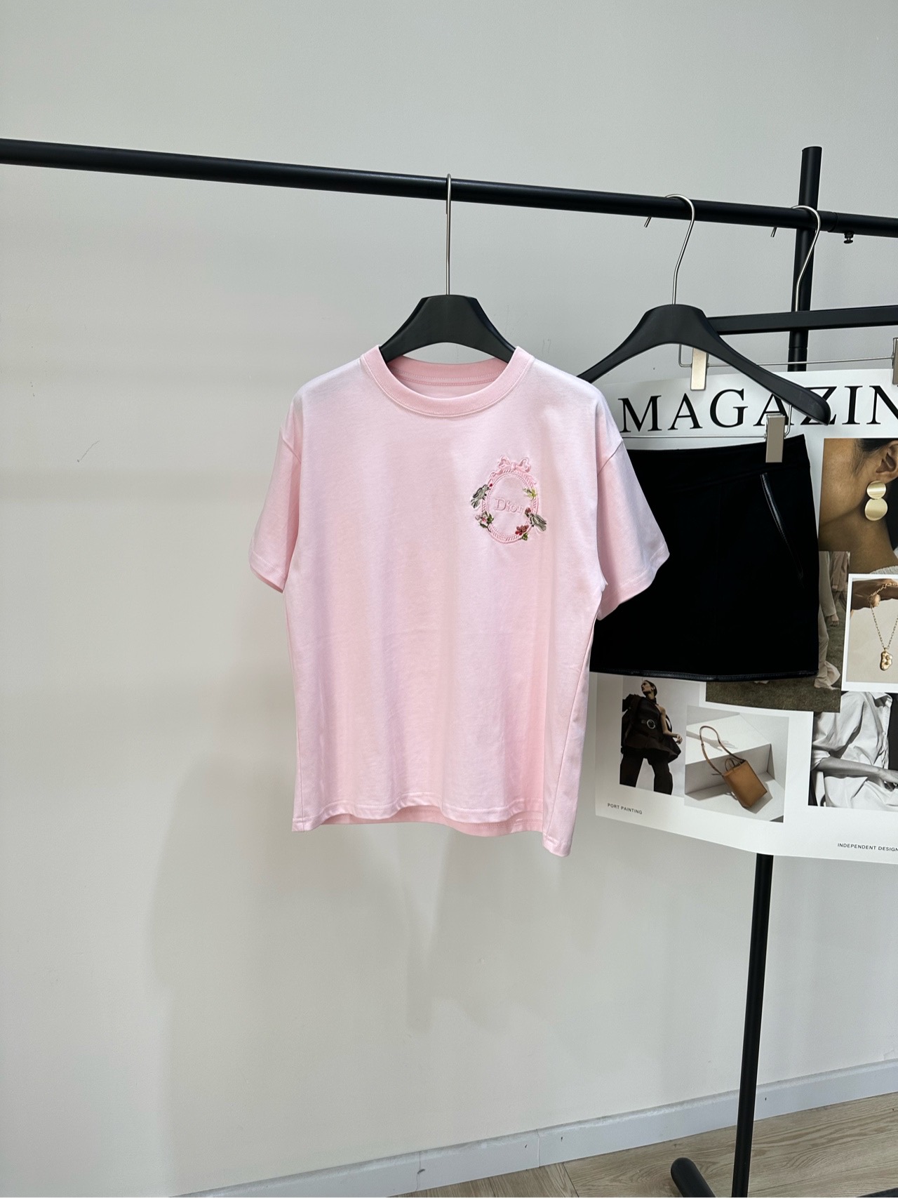 NO:751649,[D cherry blossom pink wreath embroidered round neck short-sleeved T-shirt], made of 100% cotton, color cherry blossom pink, Dior 2026 spring and summer series cherry blossom pink embroidered short-sleeved T-shirt. Soft cotton fabric, skin-friendly and breathable, safe to wear even for sensitive skin. Classic round neck + loose tailoring, comfortable and slim. The wreath embroidery on the left chest is super exquisite, full of French romantic atmosphere. It can be easily worn in daily life, dating and shopping. It is casual with jeans and sweet and cool with a skirt.  It is a must-have item for the early spring wardrobe. Flat size: S shoulder width 46, bust 98, length 58, sleeve length 17 M shoulder width 49, bust 102, length 60, sleeve length 18 L shoulder width 50, bust 106, length 62, sleeve length 19. There will be an error of 2 to 3cm in manual measurement, which is within the normal range, dior, skirts, jeans, T-shirt, tees, t-shirt,19860909【D樱花粉花环刺绣圆领短袖T】 ,面料全棉 颜色樱花粉 Dior 2026春夏系列樱花粉刺绣短袖T恤 柔软棉质面料,亲肤透气,敏感肌也能安心穿 经典圆领+宽松剪裁,舒适又显瘦 左胸花环刺绣超精致,法式浪漫氛围感拉满 日常、约会、逛街都能轻松驾驭 搭配牛仔裤休闲,配半裙甜酷 是早春衣橱必备百搭单品 平铺尺码 S肩宽46,胸围98,衣长58,袖长17 M肩宽49,胸围102,衣长60,袖长18 L肩宽50,胸围106,衣长62,袖长19 手工测量会有2～3cm误差属于正常范围,,dior,skirts,jeans,T-shirt,tees，t-shirt,,Women's clothing