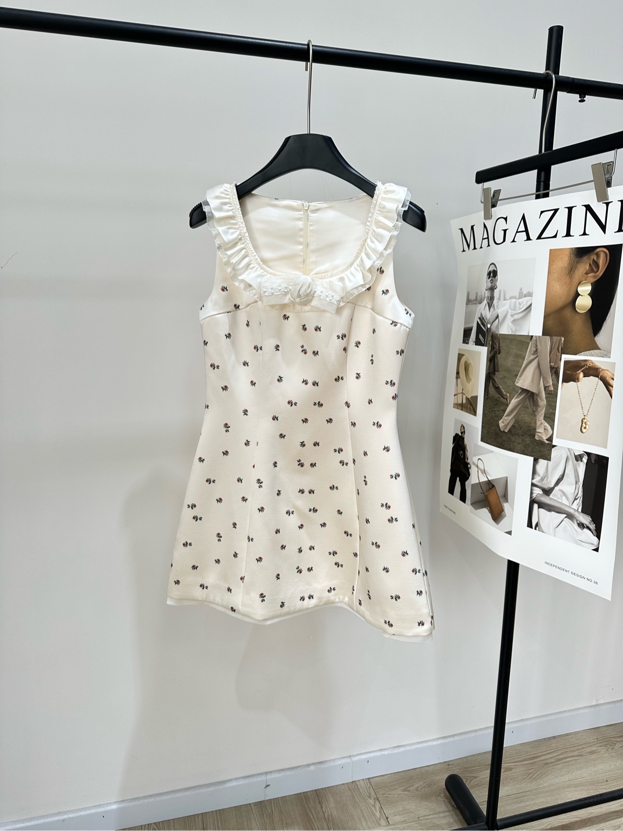 NO:751641,[JR milk white small floral U-neck vest dress], fabric polyester fiber + viscose fiber, color milk white JORYA 2026 early spring series milk white floral dress, satin material is smooth and skin-friendly, French pastoral style design ruffle neckline + three-dimensional rose decoration, super exquisite details A-line version is slim, pear-shaped body friendly Fresh floral pattern, full of spring atmosphere Can be easily used for dating, commuting, and daily life  Pair it with ballet sandals or small leather shoes for a gentle and sweet look!  High-end positioning, both quality and design. Flat size S shoulder width 33, bust 88, skirt length 77 M shoulder width 34, bust 92, skirt length 78 L shoulder width 35, bust 96, skirt length 79 There will be an error of 2 to 3cm in manual measurement, which is within the normal range, sandals, skirts,19860909【JR奶白色小碎花U领背心裙】 ,面料聚酯纤维+粘纤 颜色奶白色 JORYA 2026早春系列奶白碎花连衣裙 缎面材质柔滑亲肤,法式田园风设计 荷叶边领口+立体玫瑰花点缀,细节超精致 A字版型显瘦,梨形身材友好 清新碎花图案,春日氛围感满满 约会、通勤、日常都能轻松驾驭 搭配芭蕾凉鞋或小皮鞋,温柔甜美风get！ 高端定位,品质与设计感兼具 平铺尺码 S肩宽33,胸围88,裙长77 M肩宽34,胸围92,裙长78 L肩宽35,胸围96,裙长79 手工测量会有2～3cm误差属于正常范围,,sandals,skirts,,Women's clothing