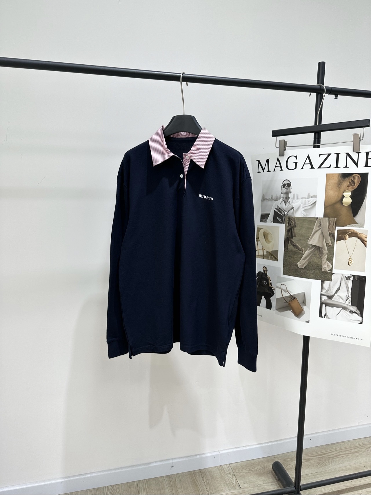NO:752070,[M navy striped shirt collar polo long-sleeved T], made of pique cotton, color navy blue Miu*'s contrasting lapel long-sleeved polo shirt, navy blue main color + red and white striped collar, retro and fashionable. The pure cotton material is soft and comfortable, very suitable for spring and autumn. Brand embroidery on the chest, perfect details!  American retro style, college style or street style can be easily controlled. It goes well with overalls and A-line skirts. It can be worn for daily commuting and leisure, and it is both fashionable and practical~ Flat size S Shoulder width 53, bust 114, dress length 76, sleeve length 64 M Shoulder width 54, chest 118, dress length 77, sleeve length 65 L Shoulder width 55, chest 122, dress length 78, sleeve length 66  There will be an error of 2 to 3cm due to manual measurement, which is within the normal range. Miumiu, skirts, shirts,19860909【M藏蓝条纹衬衫领polo长袖T】 ,面料珠地棉 颜色藏蓝 Miu*这款撞色翻领长袖Polo衫 藏蓝主色+红白条纹领,复古又时髦 纯棉材质柔软舒适,春秋穿超合适 胸前品牌刺绣,细节满分！ 美式复古风,学院感or街头风都能轻松驾驭 搭配工装裤、A字裙都很出彩 日常通勤、休闲都能穿,时尚实用两不误～ 平铺尺码 S肩宽53,胸围114,衣长76,袖长64 M肩宽54,胸围118,衣长77,袖长65 L肩宽55,胸围122,衣长78,袖长66 手工测量会有2～3cm误差属于正常范围,,miumiu,skirts,shirts,,Women's clothing