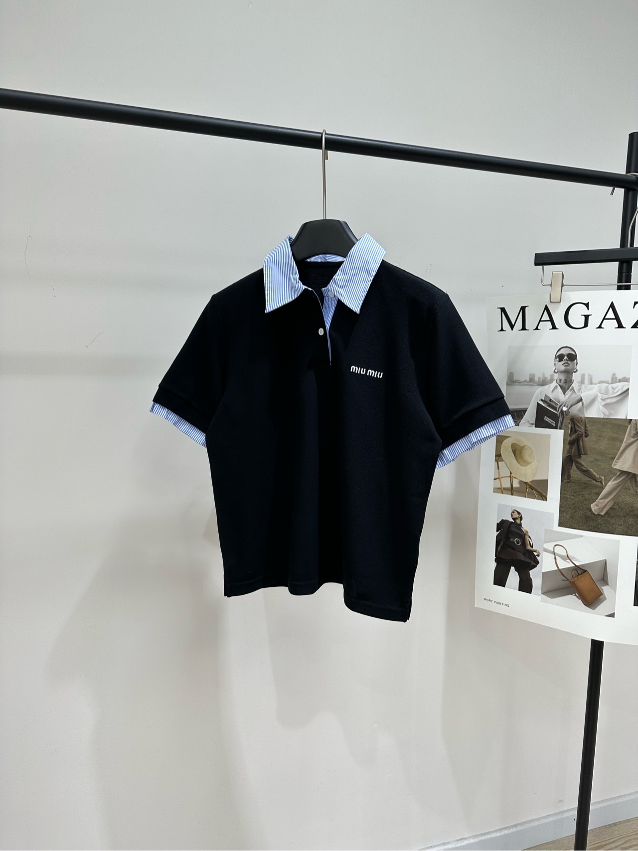 NO:752072,[M blue striped collar piqué cotton polo short-sleeved T], fabric piqué cotton color black Miu 2026 spring and summer two-piece Polo shirts black piqué cotton + blue and white striped shirt collar, full of college style!  The logo embroidered on the chest is very recognizable. The loose fit is comfortable and fashionable. It is very suitable for spring and summer. The fake two-piece design is full of layers. It can be worn alone or layered. It can be easily used for commuting, dating and daily life. It is a must-have item for college style and retro style!  Flat size S shoulder width 40, bust 100, length 57, sleeve length 27 M shoulder width 41, chest 104, length 59, sleeve length 28 L shoulder width 42, chest 108, length 61, sleeve length 29 Manual measurement will have an error of 2 to 3cm, which is within the normal range,,miumiu,shirts,T-shirt,19860909【M蓝条纹领珠地棉polo短袖T】 ,面料珠地棉 颜色黑色 Miu 2026春夏假两件Polo衫 黑色珠地棉+蓝白条纹衬衫领,学院风满满！ 胸前刺绣Logo超有辨识度 宽松版型,舒适又时髦,春夏穿超合适 假两件设计层次感十足 单穿or叠搭都OK 通勤、约会、日常都能轻松驾驭 是学院风&复古风穿搭必备单品！ 平铺尺码 S肩宽40,胸围100,衣长57,袖长27 M肩宽41,胸围104,衣长59,袖长28 L肩宽42,胸围108,衣长61,袖长29 手工测量会有2～3cm误差属于正常范围,,miumiu,shirts,T-shirt,,Women's clothing