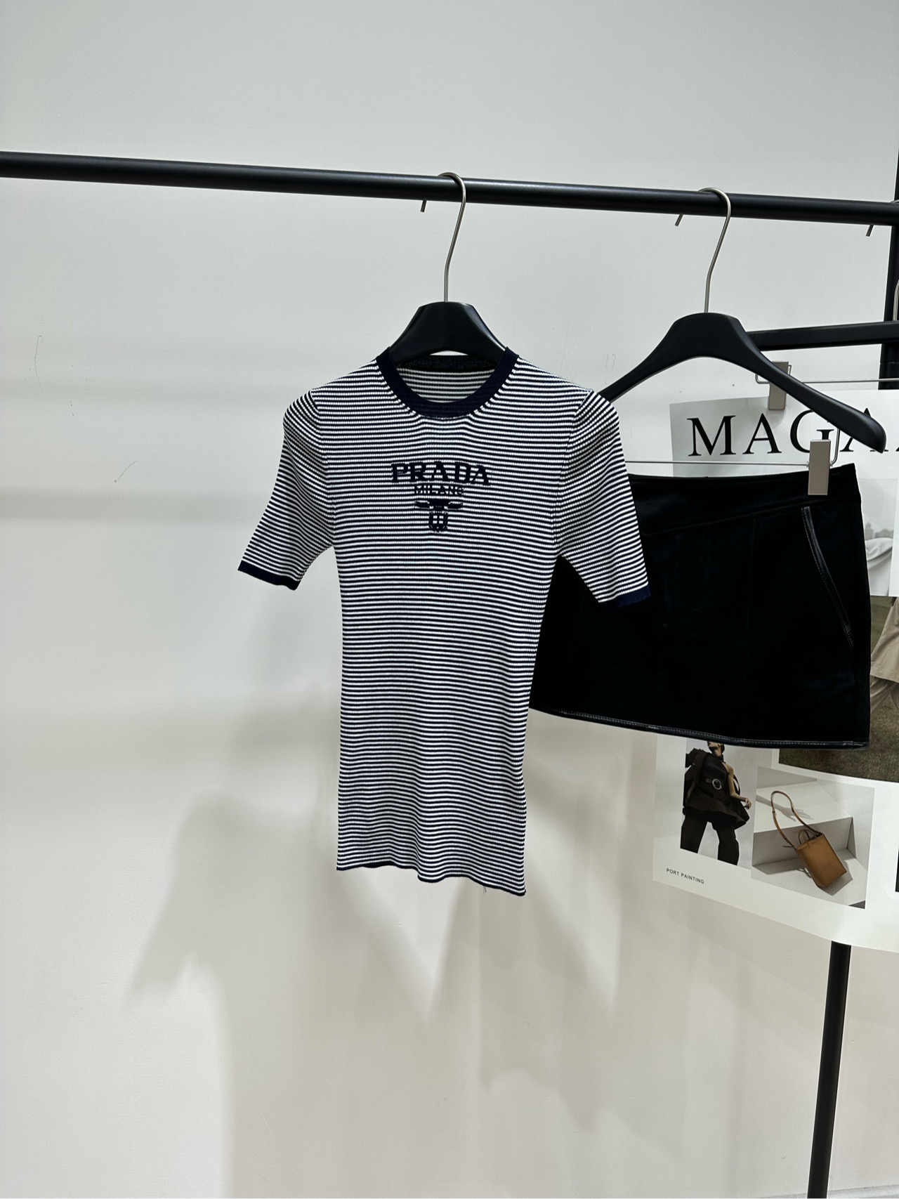 NO:752076,[P navy blue and white striped letters mulberry silk short sleeves], fabric mulberry silk color navy blue and white stripes Pra* 26ss spring and summer new letter jacquard striped knitted short-sleeved top developed by yb!  High quality production!  Navy blue and white pinstripes interweave a retro rhythm. The iconic jacquard letters on the chest are a low-key language. Slim-fit tailoring fits the shoulder and neck lines. The ribbed round neck and cuffs outline a neat outline. The knitted texture is breathable and sinewy. It is effortlessly fashionable when worn alone. When layered in a suit or cardigan, it can also become the finishing touch of layered outfits. Easily suitable for commuting, dating and other scenarios. Flat size  S Shoulder width 28, bust 52, high elasticity, length 59, sleeve length 23 M Shoulder width 29, bust 56, high stretch, length 61, sleeve length 24 L Shoulder width 30, bust 60, high stretch, length 63, sleeve length 25 Manual measurement will have an error of 2 to 3cm, which is within the normal range, prada, T-shirt, business suit,19860909【P藏蓝白条纹字母桑蚕丝短袖】 ,面料桑蚕丝 颜色藏蓝拼白条纹 Pra* 26ss春夏新款 字母提花条纹针织短袖上衣 yb开发！高版出品！ 藏蓝白细条纹交织出复古韵律 胸前标志性字母提花,是低调的语言 修身剪裁贴合肩颈线条 罗纹圆领与袖口勾勒利落轮廓 针织肌理透气又有筋骨感 单穿时是毫不费力的时髦 叠穿在西装或开衫内 又能成为层次穿搭的点睛之笔 轻松适配通勤、约会等多种场景 平铺尺码 S肩宽28,胸围52弹力大,衣长59,袖长23 M肩宽29,胸围56弹力大,衣长61,袖长24 L肩宽30,胸围60弹力大,衣长63,袖长25 手工测量会有2～3cm误差属于正常范围,,prada,T-shirt,business suit,,Women's clothing