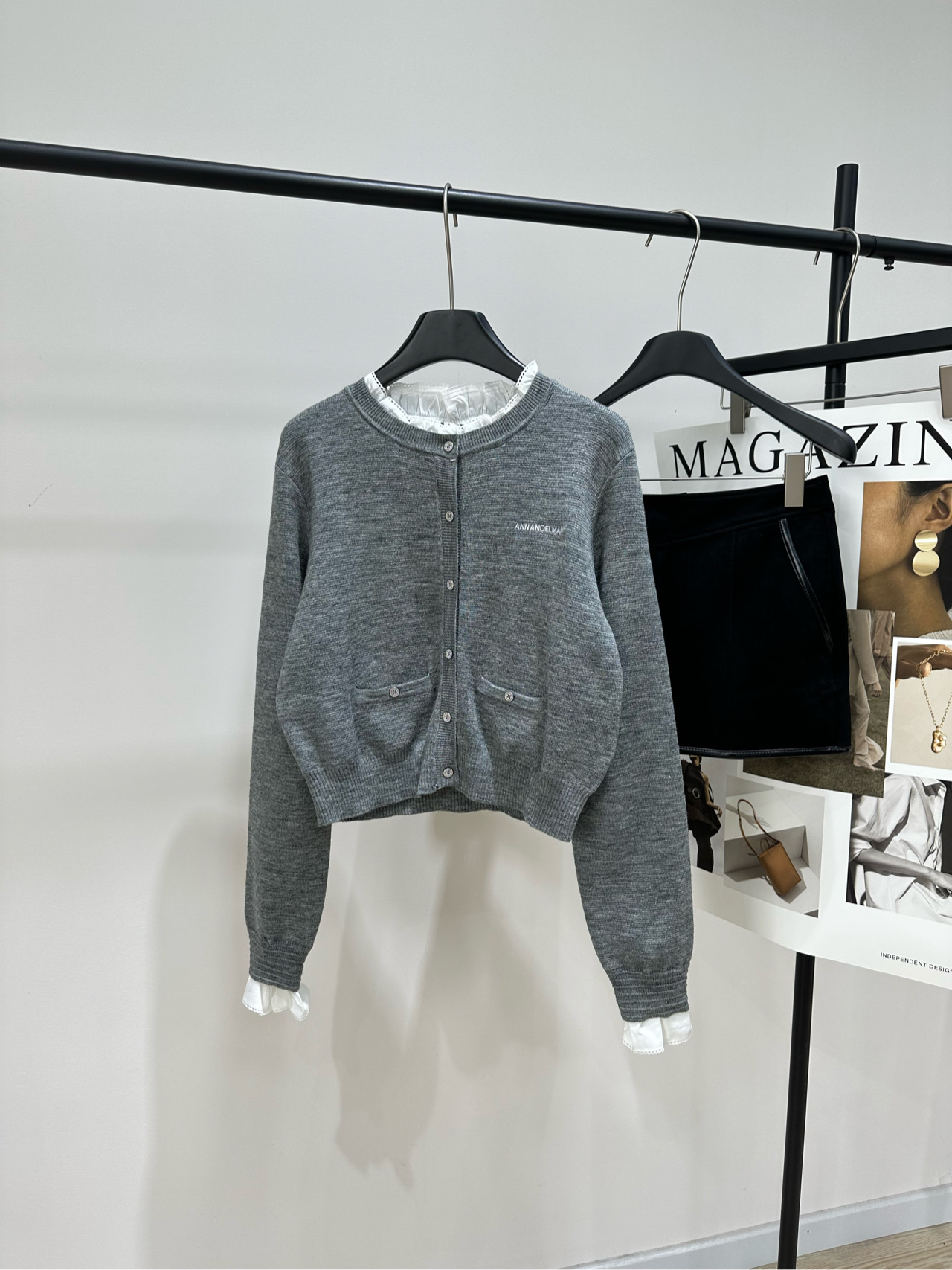 NO:752080,[Ann gray French lace round neck silver button cardigan], fabric 50% wool blend, color gray Ann Andelman 26 early spring series gray spliced knitted cardigan, sheep wool blended yarn, soft and skin-friendly, warm and breathable White fungus lace on the collar and cuffs, fake two-piece layering feeling Full of French retro atmosphere, super fine rhinestone buttons on the placket Short cut to raise the waistline, looks great with skirts or jeans  The ribbed cuffs are not easily deformed, are practical and beautiful, and are a versatile item in your early spring wardrobe!  Flat size S shoulder width 42, bust 98, length 46, sleeve length 68 M shoulder width 43, chest 102, length 48, sleeve length 69 L shoulder width 44, chest 106, length 50, sleeve length 70 Manual measurement will have an error of 2 to 3cm, which is within the normal range,,skirts,jeans,19860909【Ann灰色法式花边圆领银扣开衫】 ,面料50羊毛混纺 颜色灰色 Ann Andelman 26早春系列灰色拼接针织开衫 绵羊毛混纺纱线,柔软亲肤又保暖透气 领口和袖口白色木耳花边,假两件叠穿感 法式复古氛围满满,门襟水钻纽扣超精 短款剪裁拉高腰线 搭配半裙或牛仔裤都很出彩 袖口罗纹收口不易变形,实用又美观 是早春衣橱百搭单品！ 平铺尺码 S肩宽42,胸围98,衣长46,袖长68 M肩宽43,胸围102,衣长48,袖长69 L肩宽44,胸围106,衣长50,袖长70 手工测量会有2～3cm误差属于正常范围,,skirts,jeans,,Women's clothing