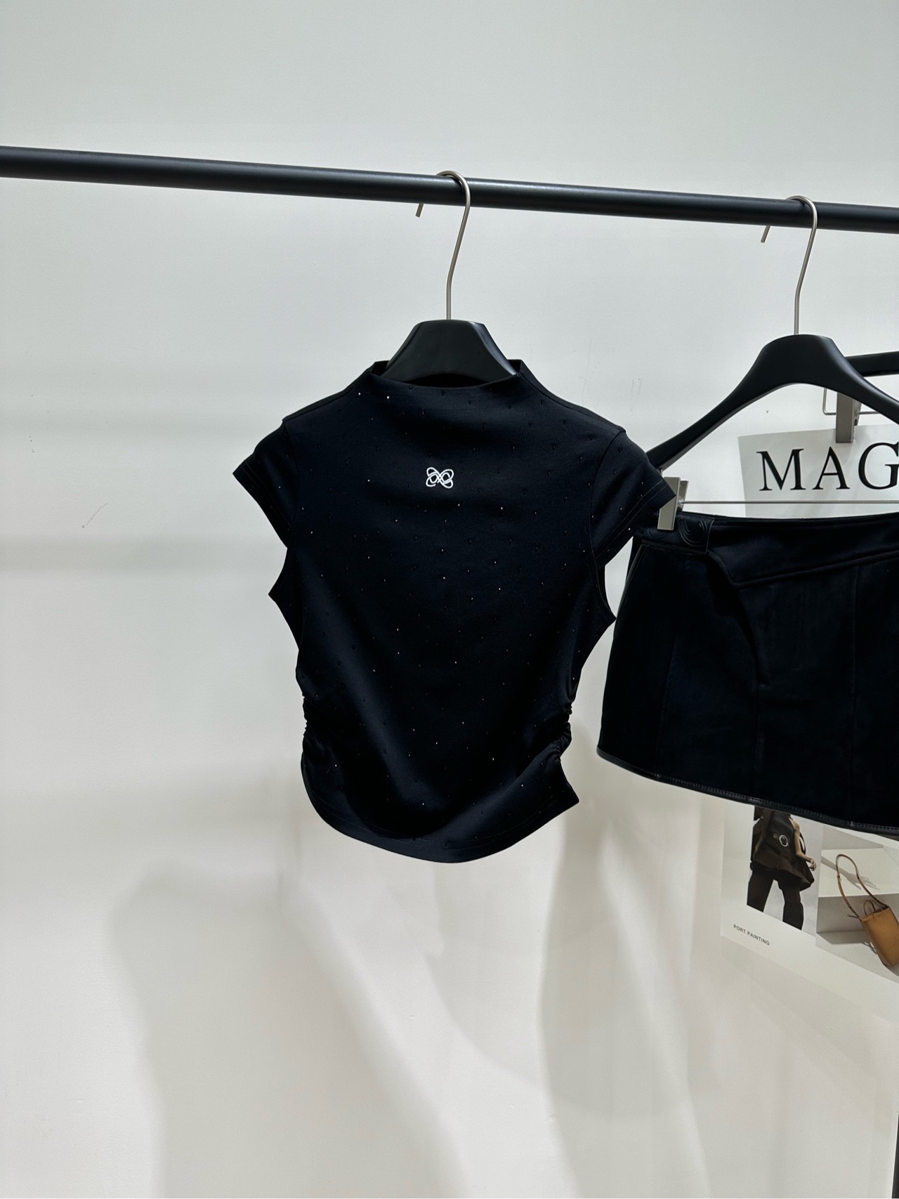 NO:752084,[Ann black hot rhinestone stand collar pleated short-sleeved top], fabric cotton + spandex blend, color black ANN ANDELMAN early spring new hot rhinestone high collar short-sleeved top, black main tone + delicate hot rhinestones, simple and exquisite!  The pleated close-fitting design outlines the body curves. The high collar adds elegance, and the short sleeves are refreshing and neat. It is suitable for daily outings or dates. The fabric is comfortable and breathable, and can easily control a variety of styles. It can be sweet, cool or minimalist!  It is a high-end fashion item with perfect texture. Flat size S shoulder width 36, bust 76 stretch, length 49 M shoulder width 37, bust 80 stretch, dress length 50 L shoulder width 38, bust 84 stretch, length 51 Manual measurement will have an error of 2 to 3cm, which is normal, T-shirt,19860909【Ann黑色烫钻立领褶皱短袖上衣】 ,面料棉+氨纶混纺 颜色黑色 ANN ANDELMAN早春新款烫钻高领短袖 黑色主调+细腻烫钻,简约又精致！ 褶皱贴身设计,勾勒身材曲线 高领增添优雅气质,短袖清爽利落 日常出街或约会都很适合 面料舒适透气,轻松驾驭多种风格 甜酷or极简都能hold住！ 属于高端时尚单品,质感满分 平铺尺码 S肩宽36,胸围76弹力,衣长49 M肩宽37,胸围80弹力,衣长50 L肩宽38,胸围84弹力,衣长51 手工测量会有2～3cm误差属于正常范围,,T-shirt,,Women's clothing