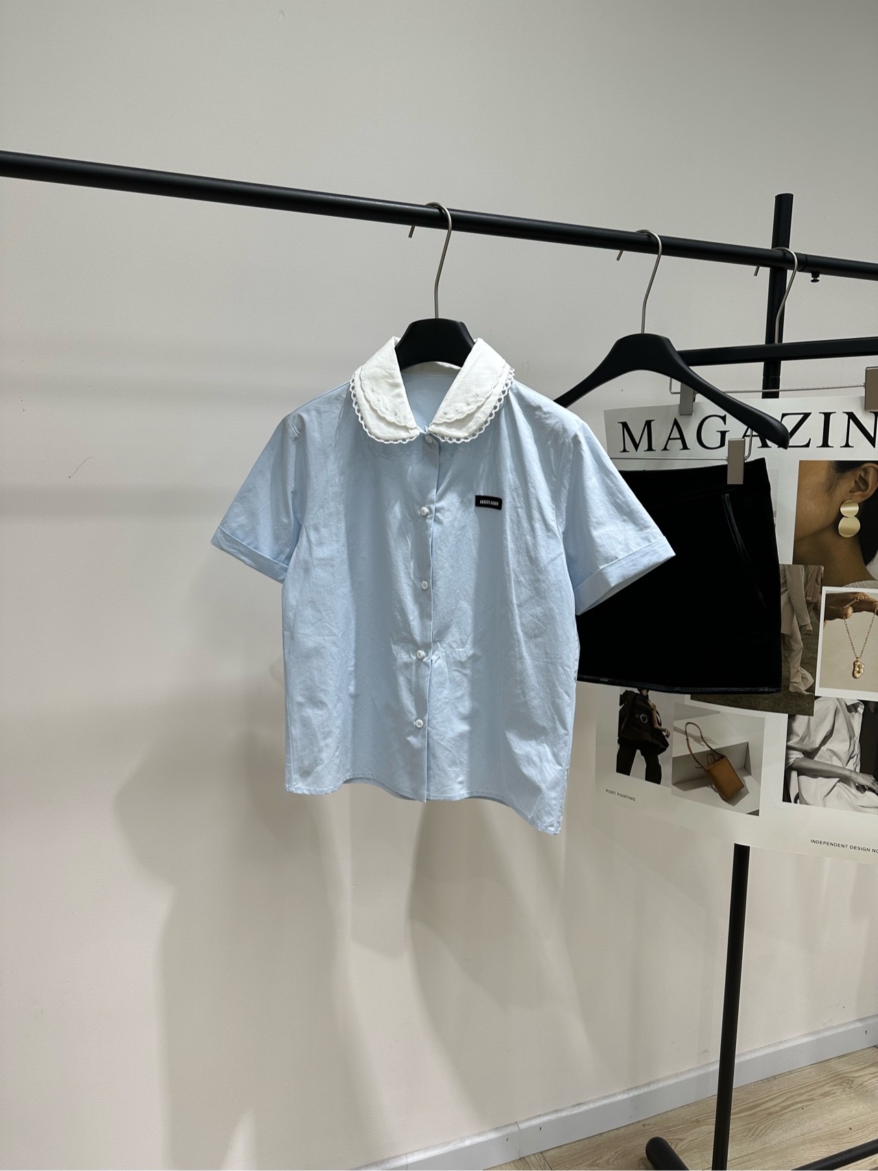NO:752087,[M light blue lace doll collar short-sleeved shirt], made of 100% cotton, color light blue, Miu*2026 spring and summer series blue and white doll collar short-sleeved shirt, light blue body + detachable white lace doll collar, full of college style, full of girly feel, light and breathable fabric, super comfortable to wear in spring and summer, great to wear alone or layered, pearl buttons + brand logo on the chest, exquisite details, easy to control for commuting, dating, and campus. It is a must-have item for age reduction and versatile college style!  Flat size S shoulder width 40, bust 96, length 58, sleeve length 20 M shoulder width 41, chest 100, length 60, sleeve length 21 L shoulder width 42, chest 104, length 62, sleeve length 22 There will be an error of 2 to 3cm in manual measurement, which is within the normal range,,miumiu,shirts,T-shirt,19860909【M浅蓝色花边娃娃领短袖衬衫】 ,面料全棉 颜色浅蓝 Miu*2026春夏系列蓝白娃娃领短袖衬衫 浅蓝衣身+可拆卸白色蕾丝娃娃领 学院风满满,少女感爆棚 轻薄透气面料,春夏穿超舒服 单穿或叠搭都很出彩 珍珠纽扣+胸前品牌标识 细节精致,通勤、约会、校园都能轻松驾驭 是减龄又百搭的学院风必备单品！ 平铺尺码 S肩宽40,胸围96,衣长58,袖长20 M肩宽41,胸围100,衣长60,袖长21 L肩宽42,胸围104,衣长62,袖长22 手工测量会有2～3cm误差属于正常范围,,miumiu,shirts,T-shirt,,Women's clothing