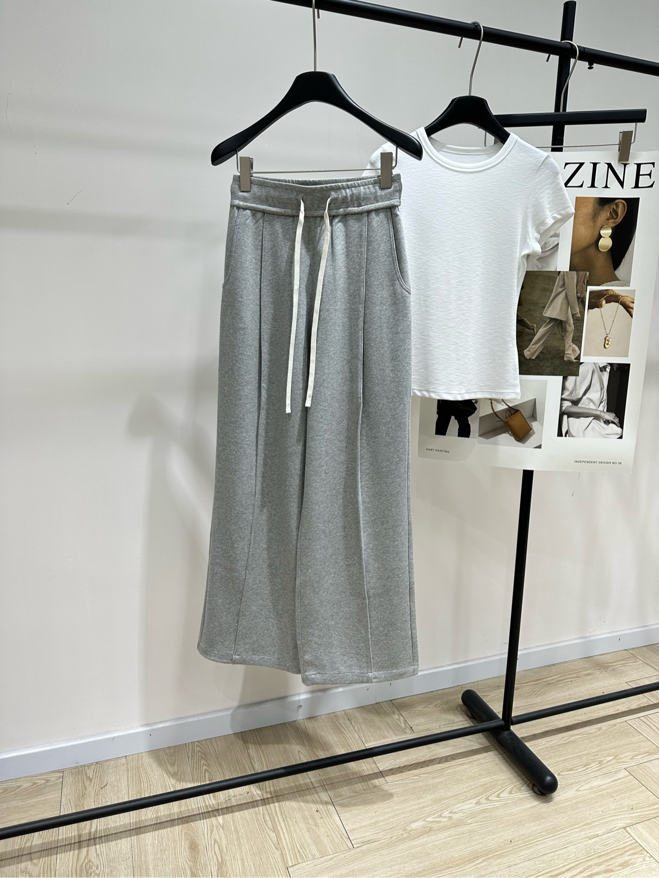 NO:752637,[LG light gray drawstring sports casual trousers], fabric cotton + lyocell spandex, color light gray, niche designer brand Liegee gray drawstring wide-leg sweatpants, loose straight design, soft and comfortable cotton fabric, good drape, perfect for daily casual wear!  The drawstring waistband is easy to adjust and is suitable for all body types. The gray color is versatile and can be paired with any tops of any color. The trouser legs are loose and not bloated. It can be easily worn in either lazy or sporty styles. It is breathable and warm to wear in spring and autumn. It is a practical and fashionable must-have item!  Flat size: S waist 66 elastic, hips 100 elastic, pants length 104 M waist 70 elastic, hips 104 elastic, pants length 105 L waist 74 elastic, hips 108 elastic, pants length 106 There will be an error of 2 to 3cm in manual measurement, which is normal.19860909【LG浅灰色抽绳运动休闲长裤】 ,面料棉+莱赛尔氨纶 颜色浅灰色 小众设计师品牌Liegee 灰色抽绳阔腿卫裤,宽松直筒设计 棉质面料柔软舒适,垂感好 日常休闲穿搭超合适！ 抽绳腰头方便调节,适合各种身材 灰色百搭,随便配深浅上衣都OK 裤腿宽松不臃肿 慵懒风or运动风都能轻松驾驭 春秋季节穿着透气又保暖 是实用又时髦的必备单品！ 平铺尺码 S腰围66弹力,臀围100弹力,裤长104 M腰围70弹力,臀围104弹力,裤长105 L腰围74弹力,臀围108弹力,裤长106 手工测量会有2～3cm误差属于正常范围,,,Women's clothing