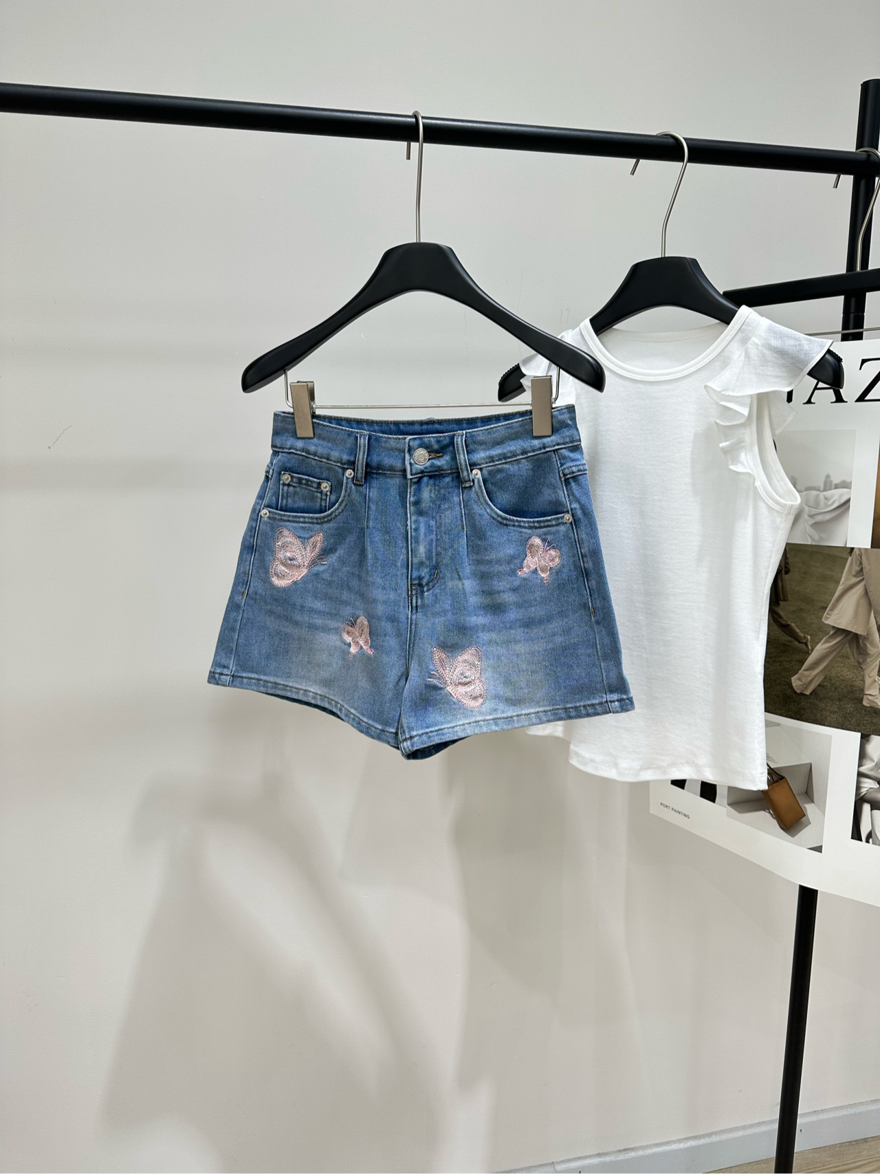 NO:753112,[Ann pink butterfly embroidered denim shorts], fabric denim cotton color blue 2026 early spring latest series!  Butterfly embroidered denim shorts!  Customized imported twill cotton denim material, stiff, comfortable and stylish. The main tone of retro washed denim blue has a nostalgic texture. With pink embroidered butterflies, it breaks the rules and is more eye-catching. Adds layering to the look. Development of surface accessories. High-waisted buttoned shorts cut. Denim elements are matched with iconic sweet elements. It is sweet and cool for daily outings or dates. Flat size S waist 68, hip 94, trouser length 37 M waist 72, hip 98, trouser length 38  L waist circumference 76, hip circumference 102, pants length 39. There will be an error of 2 to 3cm in manual measurement, which is within the normal range, shorts,19860909【Ann粉色蝴蝶刺绣牛仔短裤】 ,面料牛仔棉 颜色蓝色 2026早春最新系列！蝴蝶刺绣牛仔短裤 ！ 定制进口斜纹全棉牛仔材质  挺括舒适有型  复古水洗牛仔蓝主调自带怀旧质感  配合粉色刺绣蝴蝶 打破常规更显亮眼 增添造型层次感 面辅料开发 高腰系扣短裤剪裁  牛仔元素搭配标志性的甜美元素  日常出街还是约会穿搭甜酷感拉满 平铺尺码 S腰围68,臀围94,裤长37 M腰围72,臀围98,裤长38 L腰围76,臀围102,裤长39 手工测量会有2～3cm误差属于正常范围,,shorts,,Women's clothing