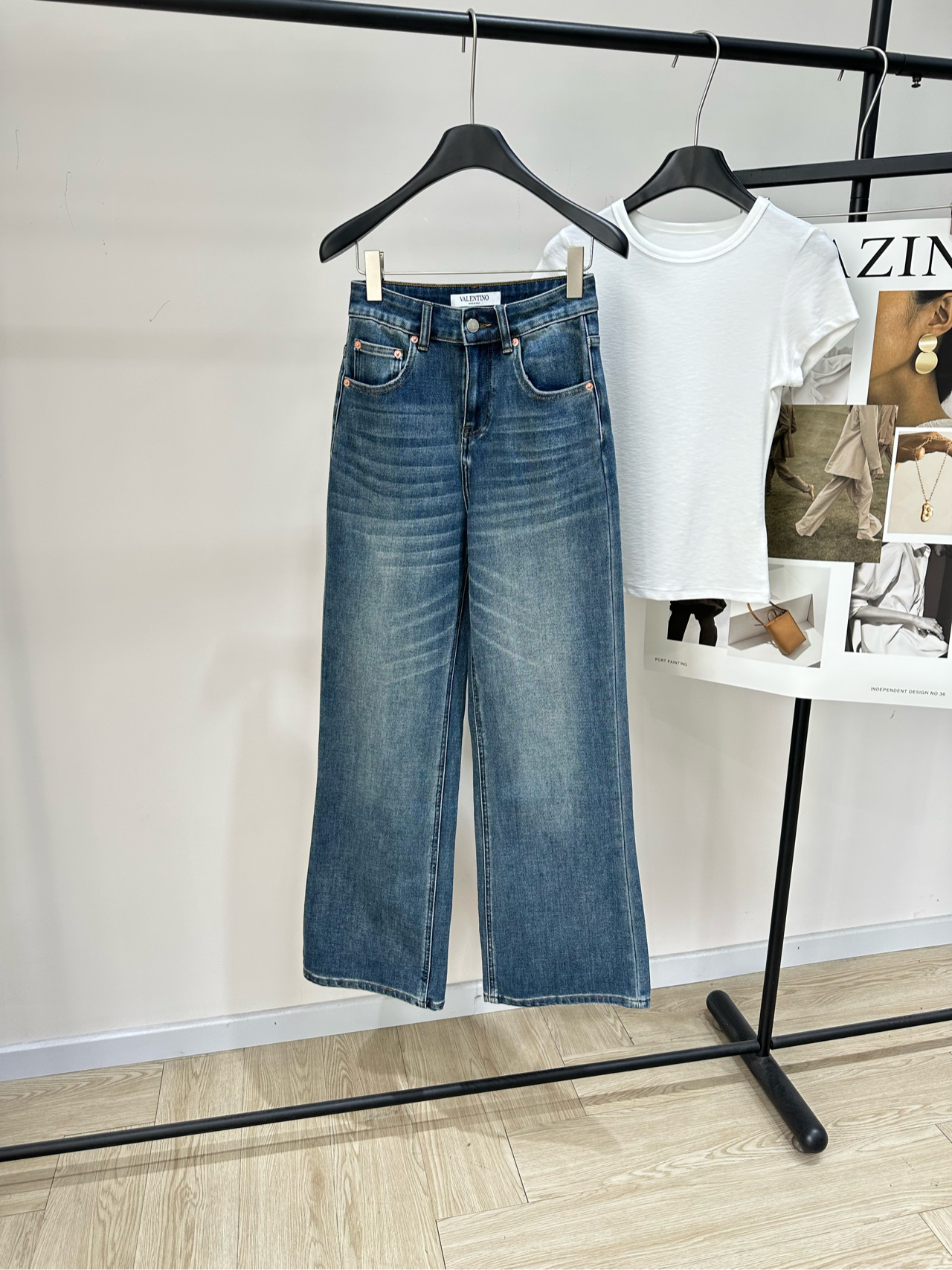 NO:753135,[VT dark blue metal label denim trousers], fabric denim cotton, color dark blue Valent*no's new metal label pocket jeans, classic retro washed blue with a sense of atmosphere. The high waistline design heightens the body proportions. The loose wide-leg version hides the body and makes you slim. The metal label details at the pocket low-key highlight the brand recognition. The denim fabric is crisp and stylish. Easily suitable for casual and sophisticated wear. It is a versatile tool for autumn and winter wardrobes. Flat size  S waist 66, hip 90, pants length 108 M waist 70, hips 94, pants length 109 L waist 74, hips 98, pants length 110 There will be an error of 2 to 3cm in manual measurement, which is within the normal range,,valentino,jeans,19860909【VT深蓝金属标牛仔长裤】 ,面料牛仔棉 颜色深蓝 Valent*no 新款金属标口袋牛仔裤 经典复古水洗蓝调自带氛围感 高腰线设计拉高身材比例 宽松阔腿版型藏肉显瘦 口袋处的金属标细节低调彰显品牌辨识度 丹宁面料挺括有型 轻松适配休闲与轻熟穿搭 是秋冬衣橱的百搭利器 平铺尺码 S腰围66,臀围90,裤长108 M腰围70,臀围94,裤长109 L腰围74,臀围98,裤长110 手工测量会有2～3cm误差属于正常范围,,valentino,jeans,,Women's clothing