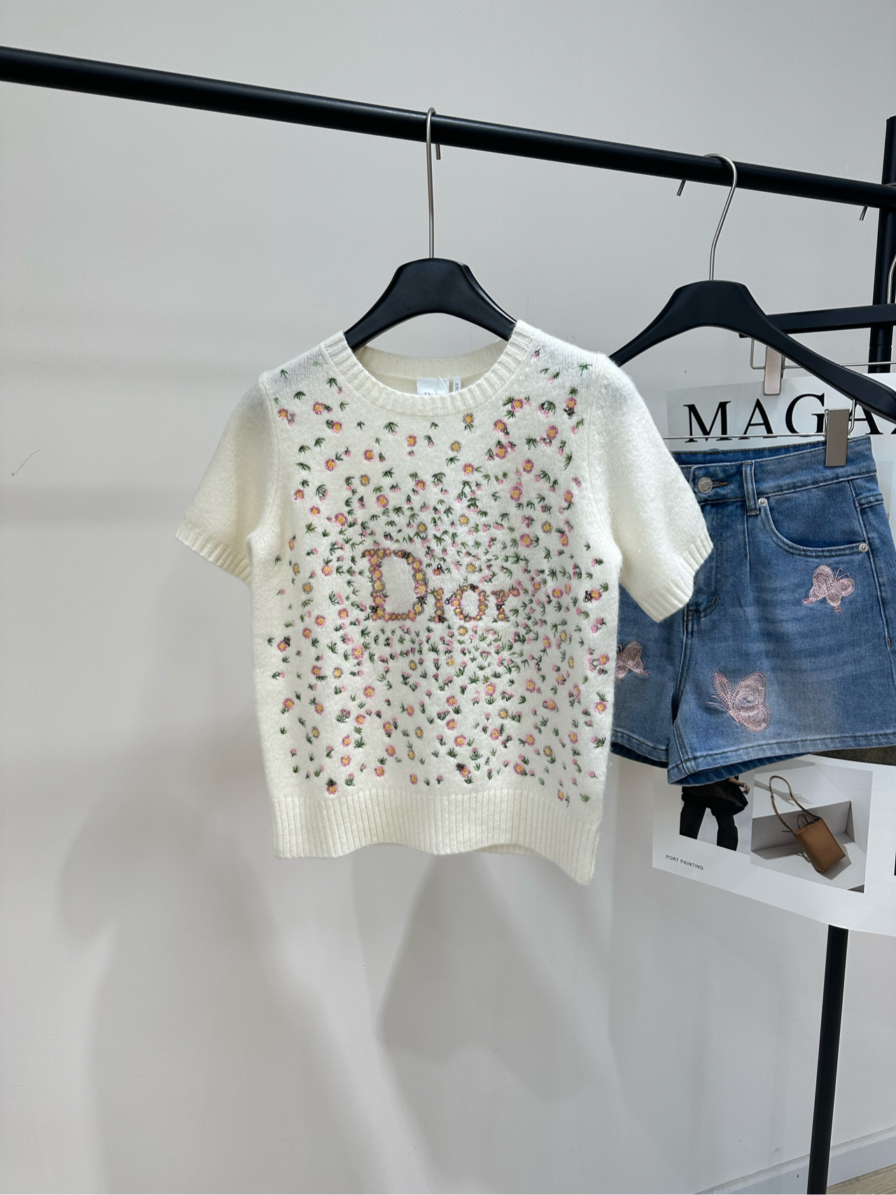 NO:758604,[D pink green small floral embroidered cashmere short sleeves], fabric cashmere, color milky white, Dior 2026 early spring series floral embroidered cashmere short sleeves, imported cashmere, soft and skin-friendly, heavy embroidery all over, exquisite flowers + brand logo, full of elegant girly feel. Short-sleeved design, super versatile in spring and summer, looks great with gauze skirt or jeans!  Suitable for a variety of body types, high-end positioning, both luxurious and practical. Flat size S shoulder width 33, bust 86 stretch, length 50, sleeve length 22 M shoulder width 35, bust 90 stretch, dress length 52, sleeve length 23 L shoulder width 37, chest 94 stretch, dress length 54, sleeve length 24 There will be an error of 2 to 3cm in manual measurement, which is within the normal range, dior, skirts, jeans, T-shirt,19860909【D粉绿小碎花刺绣羊绒短袖】 ,面料羊绒 颜色奶白色 Dior 2026早春系列花卉刺绣羊绒短袖 进口羊绒,柔软亲肤,满幅重工刺绣 精致花卉+品牌Logo,优雅少女感满满 短袖设计,春夏季穿搭超百搭 无论配纱裙还是牛仔裤都很出彩！ 适合多种身材,高端定位,奢华实用兼具 平铺尺码 S肩宽33,胸围86弹力,衣长50,袖长22 M肩宽35,胸围90弹力,衣长52,袖长23 L肩宽37,胸围94弹力,衣长54,袖长24 手工测量会有2～3cm误差属于正常范围,,dior,skirts,jeans,T-shirt,,Women's clothing