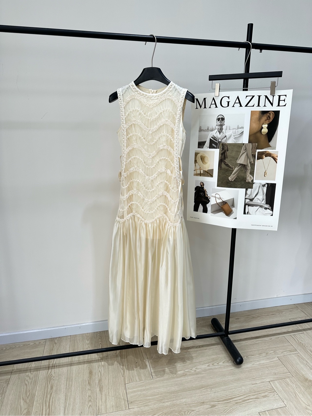 NO:758589,[TF off-white heavy-duty mesh embroidered vest long skirt], fabric nylon + polyester, color off-white, Tina Fairy's off-white lace dress, sleeveless design + 3D three-dimensional lace pattern, full of French elegant atmosphere!  Lined with chiffon, breathable and comfortable, perfect for summer. The skirt is short in the front and long in the back, modifying the leg lines. The waist design makes you look slimmer and taller. It can be easily used for daily commuting, vacations and dinners. Pair it with a shawl or simple accessories to instantly enhance your style!  Flat size S shoulder width 36, bust 84, skirt length 130 M shoulder width 37, bust 88, skirt length 132 L shoulder width 38, bust 92, skirt length 134 There will be an error of 2 to 3cm in manual measurement, which is within the normal range,, tom ford, skirts, shawls,19860909【TF米白色重工网纱绣花背心长裙】 ,面料锦纶+涤纶 颜色米白色 Tina Fairy这款米白色蕾丝连衣裙 无袖设计+3D立体蕾丝花纹 法式优雅氛围感拉满！ 内衬雪纺,透气又舒适,夏天穿超合适 裙摆前短后长,修饰腿部线条 收腰设计显瘦显高 日常通勤、度假、晚宴都能轻松驾驭 搭配披肩或简约配饰,造型感直接up！ 平铺尺码 S肩宽36,胸围84,裙长130 M肩宽37,胸围88,裙长132 L肩宽38,胸围92,裙长134 手工测量会有2～3cm误差属于正常范围,,tom ford,skirts,shawls,,Women's clothing