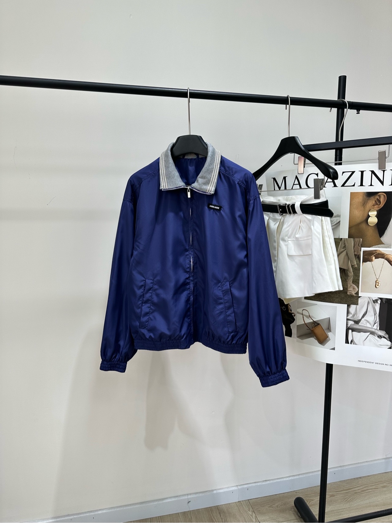 NO:758578,[M dark blue gray collar zippered thin nylon jacket], fabric nylon + mesh, color dark blue Miu's blue nylon windbreaker jacket, made of light nylon material, slightly shiny surface, smooth to the touch, windproof and lightweight, perfect for changing weather!  The contrasting color design of the gray lapel breaks the dullness and adds a sense of layering. The loose silhouette, elasticated cuffs and hem are comfortable and practical. It can be easily used for daily commuting and casual outings. Pair it with a striped Polo or work skirt, and you can easily get a sweet and cool style!  Flat size S shoulder width 55, chest 110, length 61, sleeve length 57 M shoulder width 56, chest 114, length 63, sleeve length 58 L shoulder width 57, chest 118, length 65, sleeve length 59 Manual measurement will have an error of 2 to 3cm, which is within the normal range,,miumiu,skirts,jackets & coats,jackets & coats,19860909【M深蓝灰领拉链薄款尼龙外套】 ,面料尼龙+网纱 颜色深蓝 Miu这款蓝色尼龙风衣夹克,轻薄尼龙材质 表面微光泽,手感顺滑,防风又轻便 超适合多变天气穿搭！ 灰色翻领撞色设计,打破沉闷,增添层次感 宽松廓形,袖口和下摆松紧收口,舒适又实用 日常通勤、休闲出街都能轻松驾驭 搭配条纹Polo或工装裙,甜酷风轻松get！ 平铺尺码 S肩宽55,胸围110,衣长61,袖长57 M肩宽56,胸围114,衣长63,袖长58 L肩宽57,胸围118,衣长65,袖长59 手工测量会有2～3cm误差属于正常范围,,miumiu,skirts,jackets & coats,jackets & coats,,Women's clothing