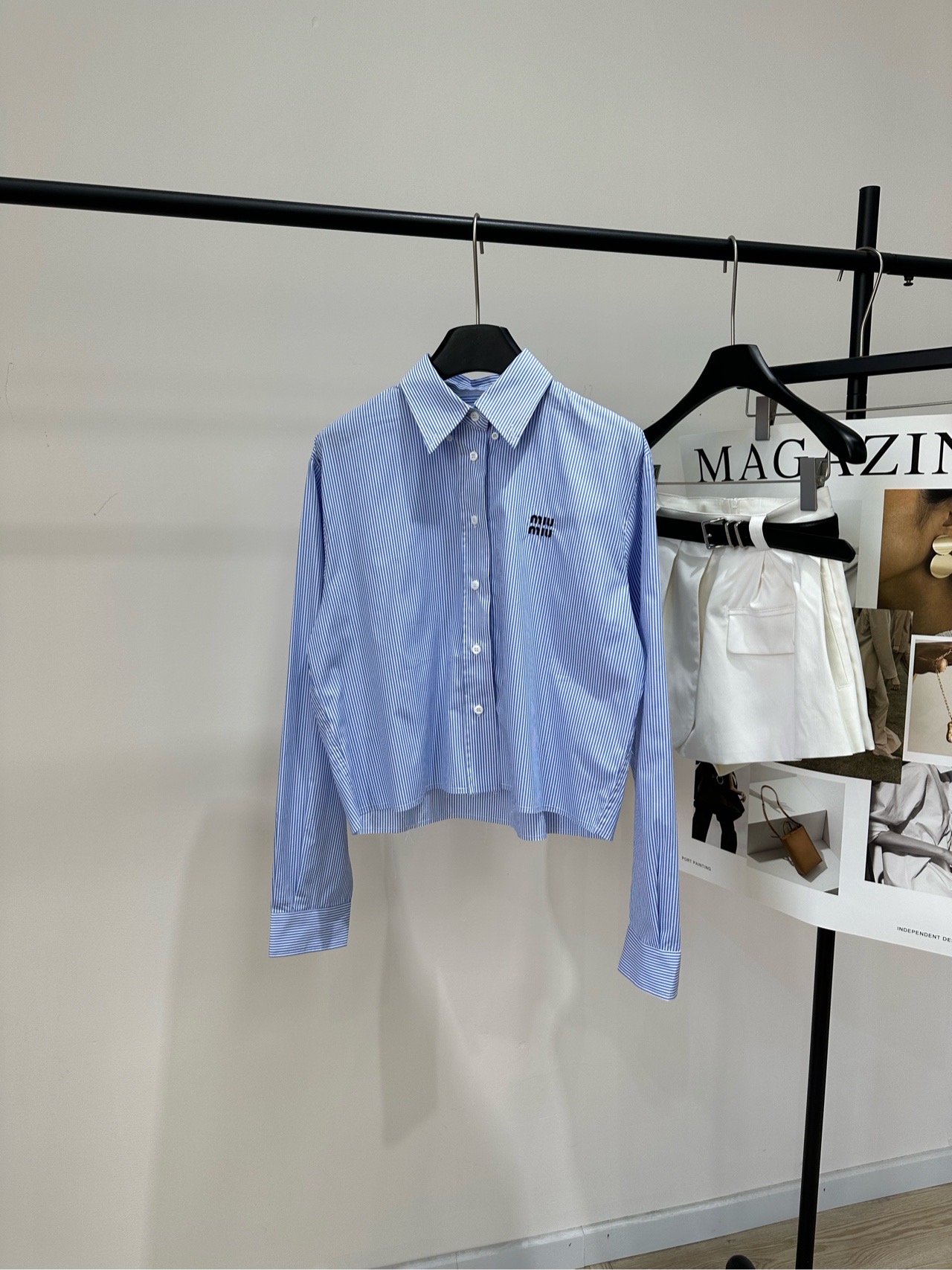 NO:758571,[M blue and white vertical striped letter raw edge shirt], made of 100% cotton, color blue and white vertical stripes, Miu's blue striped shirt is made of 100% cotton, soft and breathable, super comfortable for daily wear!  Short cut + embroidered logo on the chest, simple and recognizable. The blue and white stripes are fresh and white. It can be easily worn in college style or commuter style. It goes well with high-waisted pants/skirts~ It is just right to wear in spring and autumn, practical and fashionable. It is easy to create a dopamine style!  Flat size S shoulder width 46, bust 114, length 55, sleeve length 63 M shoulder width 47, chest 118, length 57, sleeve length 64 L shoulder width 48, bust 122, length 59, sleeve length 65 Manual measurement will have an error of 2 to 3cm, which is within the normal range,,miumiu,skirts,shirts,19860909【M蓝白竖条纹字母毛边衬衫】 ,面料全棉 颜色蓝白竖条纹 Miu这款蓝色条纹衬衫 全棉面料,柔软又透气,日常穿着超舒适！ 短款剪裁+胸前刺绣徽标,简约又有辨识度 蓝白条纹清新显白 学院风or通勤风都能轻松驾驭 搭配高腰裤/半裙都很出彩～ 春秋季节穿刚刚好,实用又时髦 轻松打造多巴胺穿搭风格！ 平铺尺码 S肩宽46,胸围114,衣长55,袖长63 M肩宽47,胸围118,衣长57,袖长64 L肩宽48,胸围122,衣长59,袖长65 手工测量会有2～3cm误差属于正常范围,,miumiu,skirts,shirts,,Women's clothing