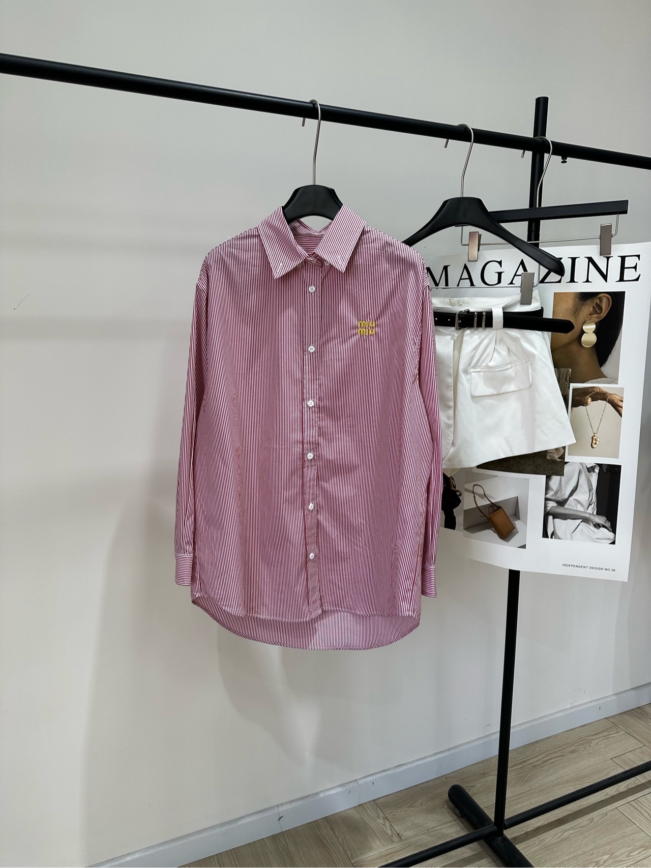 NO:758564,[M red and white vertical striped mid-length shirt], made of 100% cotton, color red and white vertical stripes, Miu red and white pinstriped shirt, made of pure cotton, soft and comfortable, perfect for spring and summer!  Pink and white vertical stripes + yellow embroidered logo, perfect for recognition. Classic lapels + white buttons, simple and exquisite. Versatile to wear alone or inside, easy to control for commuting and leisure. High-end positioning, quality and design. Suitable for fashion-conscious sisters. Flat size S shoulder width 48, chest 120, back length 80, sleeve length 54 M shoulder width 49, chest 124, back length 82, sleeve length 55  L shoulder width 50, chest 128, back length 84, sleeve length 56. There will be an error of 2 to 3cm due to manual measurement, which is within the normal range,,miumiu,shirts,19860909【M红白竖条纹中长款衬衫】 ,面料全棉 颜色红白竖条纹 Miu红白细条纹衬衫 纯棉材质,柔软舒适,春夏穿超合适！ 粉白竖条纹+黄色刺绣Logo,辨识度满分 经典翻领+白色纽扣,简约又精致 单穿或内搭都很百搭,通勤休闲都能轻松驾驭 高端定位,品质与设计感兼具 适合追求时尚的姐妹们 平铺尺码 S肩宽48,胸围120,后衣长80,袖长54 M肩宽49,胸围124,后衣长82,袖长55 L肩宽50,胸围128,后衣长84,袖长56 手工测量会有2～3cm误差属于正常范围,,miumiu,shirts,,Women's clothing