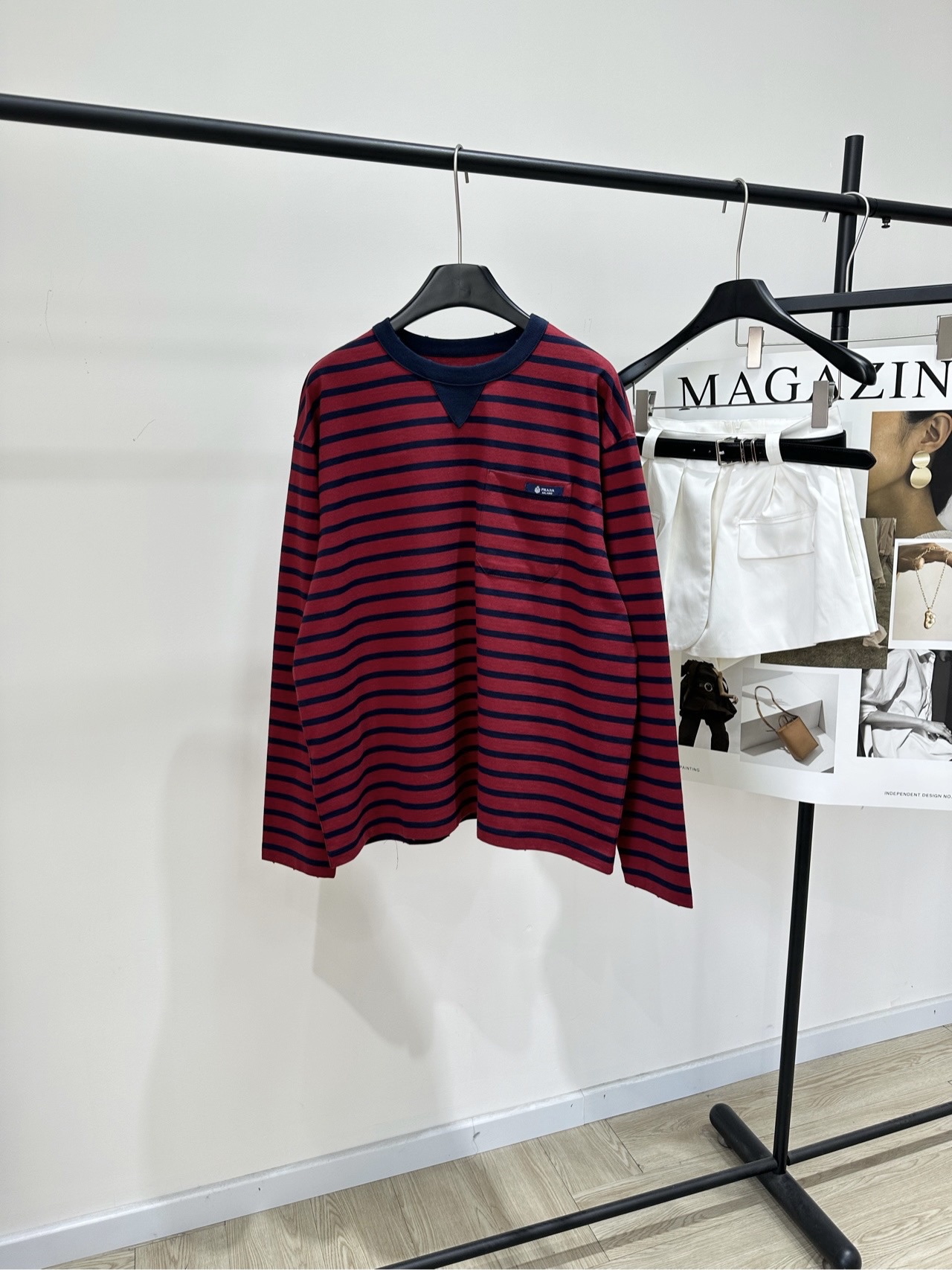 NO:760099,[P Retro red and blue striped single pocket long-sleeved T-shirt], made of 100% cotton, color red and blue stripes Prad* red and blue striped long-sleeved T-shirt, classic contrasting design, soft and comfortable cotton fabric, loose fit, super casual, small chest pocket + brand logo, perfect details!  The red and blue stripes are retro and modern. They are great for daily wear or holiday looks. The gender-neutral design can be easily worn by both men and women. It has a sense of layering when worn alone or layered. It is a must-have and versatile item for autumn and winter wardrobes!  Flat size S shoulder width 54, chest 126, length 66, sleeve length 61 M shoulder width 55, chest 130, length 68, sleeve length 62 L shoulder width 56, chest 134, length 70, sleeve length 63 There will be an error of 2 to 3cm in manual measurement, which is within the normal range, prada, tees, t-shirt,19860909【P复古红蓝条纹单口袋长袖T】 ,面料全棉 颜色红蓝条纹 Prad*红蓝条纹长袖T恤,经典撞色设计 棉质面料柔软舒适,宽松版型超显随性 胸前小口袋+品牌徽标,细节满分！ 红蓝条纹复古又现代 日常穿搭或节日造型都很出彩 无性别设计,男女都能轻松驾驭 单穿或叠搭都很有层次感 是秋冬衣橱必备百搭单品！ 平铺尺码 S肩宽54,胸围126,衣长66,袖长61 M肩宽55,胸围130,衣长68,袖长62 L肩宽56,胸围134,衣长70,袖长63 手工测量会有2～3cm误差属于正常范围,,prada,tees，t-shirt,,Women's clothing