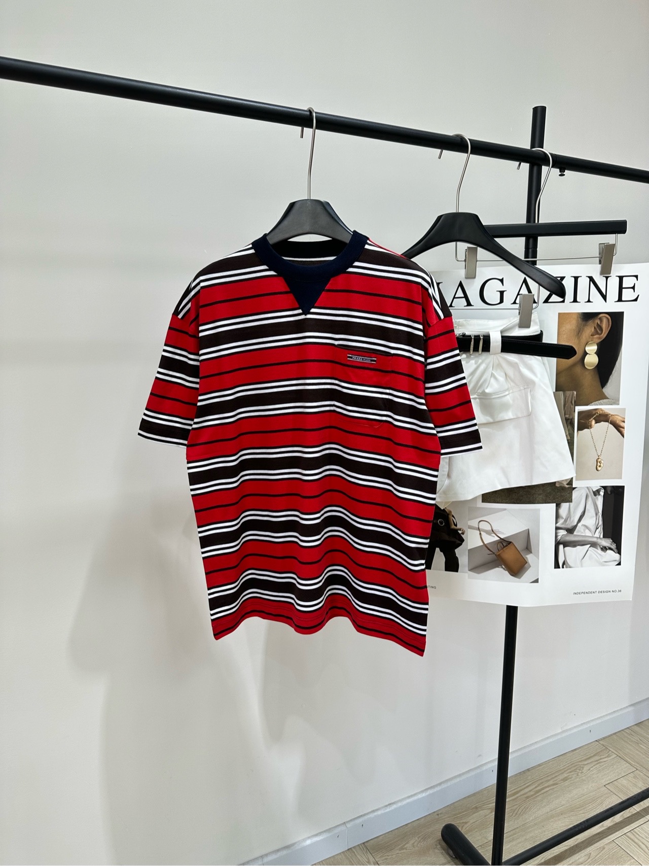NO:760078,[P red and brown striped logo pocket short-sleeved T-shirt], made of 100% cotton, color red and brown stripes Prad* this red and brown striped short-sleeved T-shirt, classic horizontal stripe design, red, brown and white three-color contrasting color is super eye-catching!  V-neck + loose fit, comfortable and fashionable. The brand embroidery on the chest is very recognizable. The pure cotton material is breathable, which is good for daily wear or festival style. It has a retro atmosphere. It goes well with jeans and pleated skirts. It can easily create a sweet and cool or retro style look!  Flat size S shoulder width 53, chest 112, length 65, sleeve length 22 M shoulder width 54, chest 116, length 67, sleeve length 23 L shoulder width 55, chest 120, length 69, sleeve length 24 Manual measurement will have an error of 2 to 3cm, which is within the normal range, prada, skirts, jeans, T-shirt, tees, t-shirt,19860909【P红棕条纹徽标口袋短袖T】,面料全棉 颜色红棕条纹 Prad*这款红棕条纹短袖T恤,经典横条纹设计 红棕白三色撞色超吸睛！ V领+宽松版型,舒适又时髦 胸前品牌刺绣超有辨识度 纯棉材质透气,日常穿搭或节日造型都很OK 复古氛围感拉满 搭配牛仔裤、百褶裙都很出彩 轻松打造甜酷或复古风look！ 平铺尺码 S肩宽53,胸围112,衣长65,袖长22 M肩宽54,胸围116,衣长67,袖长23 L肩宽55,胸围120,衣长69,袖长24 手工测量会有2～3cm误差属于正常范围,,prada,skirts,jeans,T-shirt,tees，t-shirt,,Women's clothing
