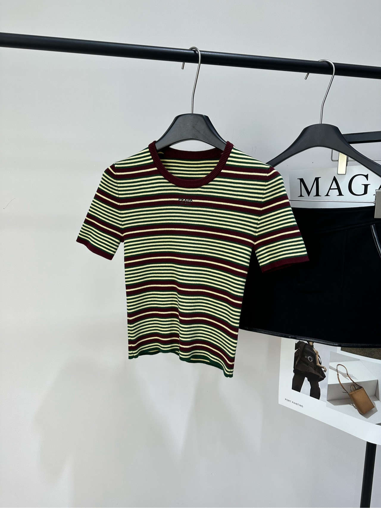 NO:761545,[P green brown striped collar letter knitted short sleeves], fabric 92 cotton + 8 nylon, color green brown striped Prada*2026 spring new striped knitted short sleeves, burgundy, green, yellow contrasting color design, retro and energetic, high quality cotton knitting, soft and comfortable, straight shoulder cut + round neck, simple and elegant, OK for daily or light exercise!  The striped element has a super American campus feel. It goes well with casual pants and jeans. It has a youthful vibe~ It is fashionable and practical, and a must-have for fashionistas!  Flat size S Shoulder width 33, bust 66 stretch, length 47, sleeve length 21 M Shoulder width 34, bust 70 stretch, length 48, sleeve length 22 L Shoulder width 35, bust 74 stretch, length 49, sleeve length 23 Manual measurement will have an error of 2 to 3cm, which is within the normal range, prada, jeans, T-shirt,19860909【P绿棕条纹领口字母针织短袖】 ,面料92棉+8锦纶 颜色绿棕条纹 Prada*2026春季新款条纹针织短袖 酒红、绿色、黄色撞色设计 复古又活力满满 高品质棉质针织,柔软舒适 正肩剪裁+圆领,简约大方 日常或轻运动都OK！ 条纹元素超有美式校园感 搭配休闲裤、牛仔裤都很出彩 青春气息拉满～ 时尚实用兼备,潮人必入！ 平铺尺码 S肩宽33,胸围66弹力,衣长47,袖长21 M肩宽34,胸围70弹力,衣长48,袖长22 L肩宽35,胸围74弹力,衣长49,袖长23 手工测量会有2～3cm误差属于正常范围,,prada,jeans,T-shirt,,Women's clothing